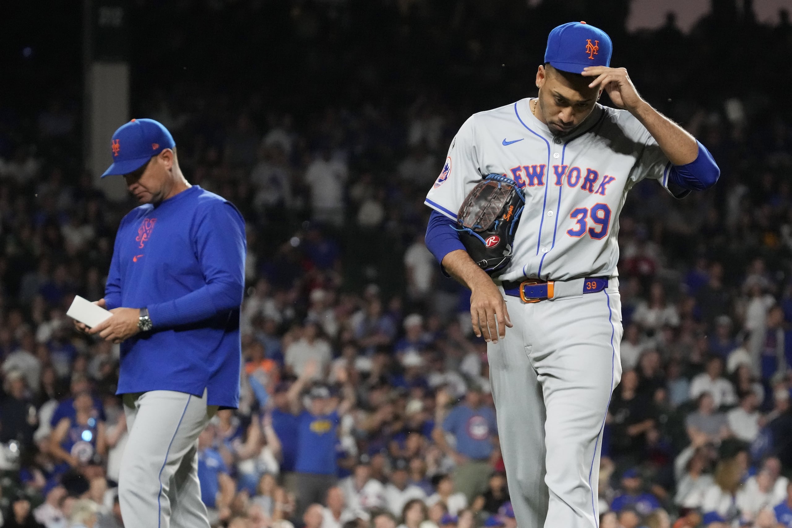 Edwin Díaz abandona el terreno luego de ser expulsado.