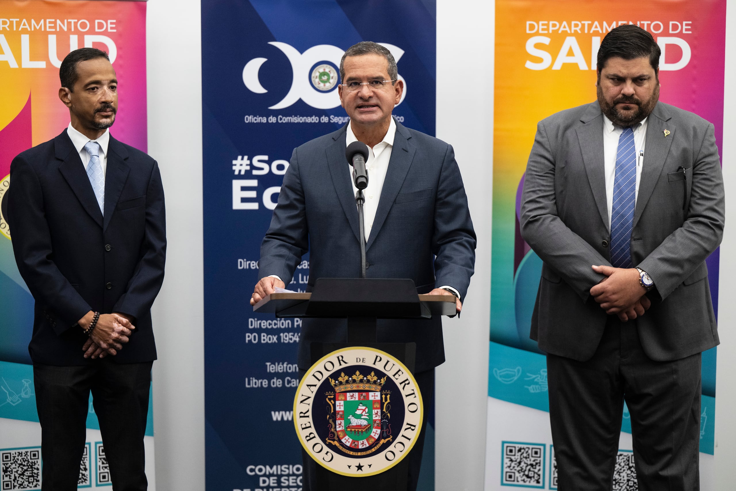 El gobernador Pedro Pierluisi, junto al comisionado de Seguros de Puerto Rico, Alexander Adams Vega, y el secretario del Departamento de Salud, Carlos Mellado.