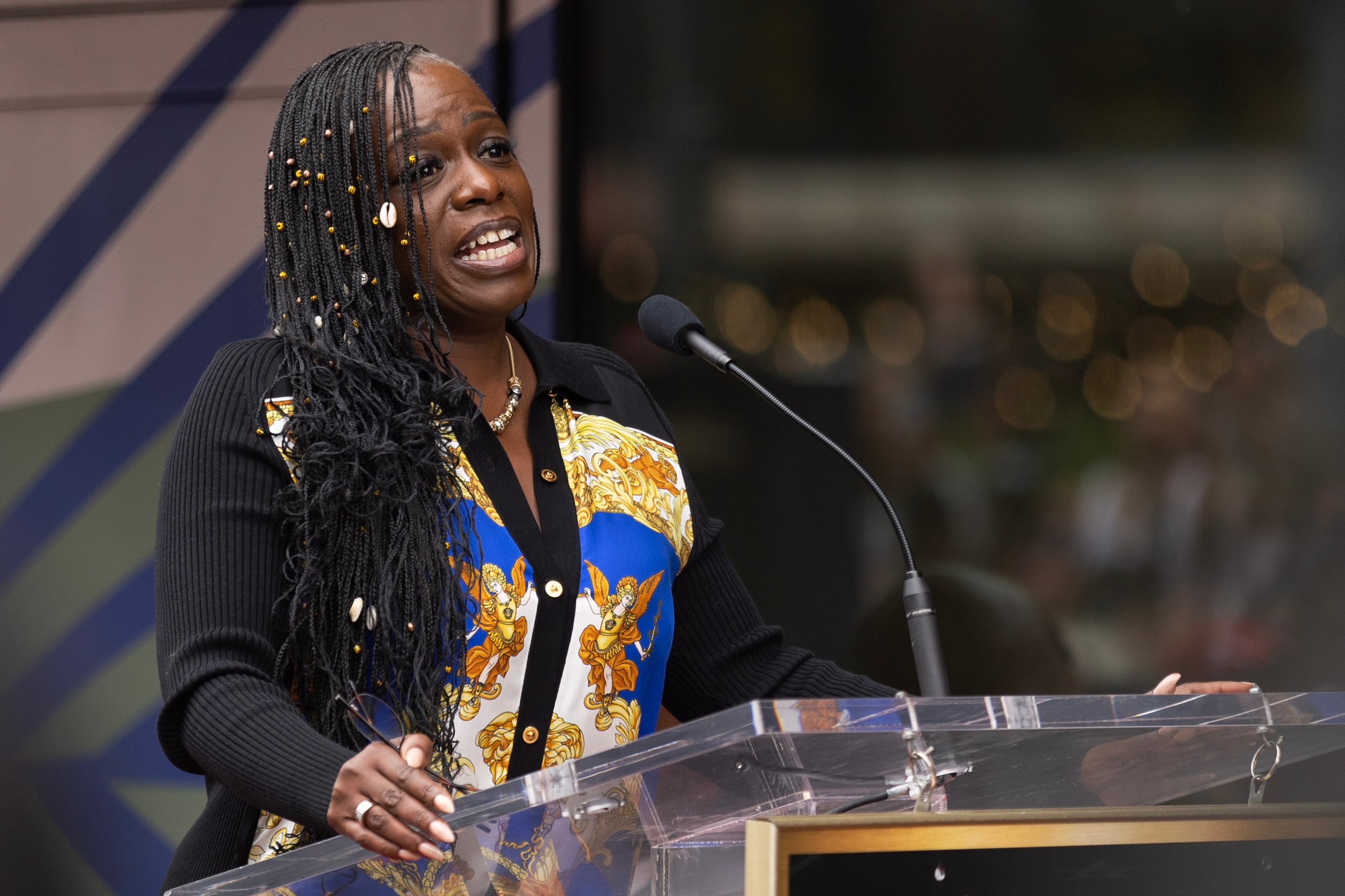 La hermana de Tupac, Sekyiwa 'Set' Shakur, acababa de salir del Tribunal minutos antes de la balacera y se hallaba fuera de peligro cuando ocurrió el incidente.