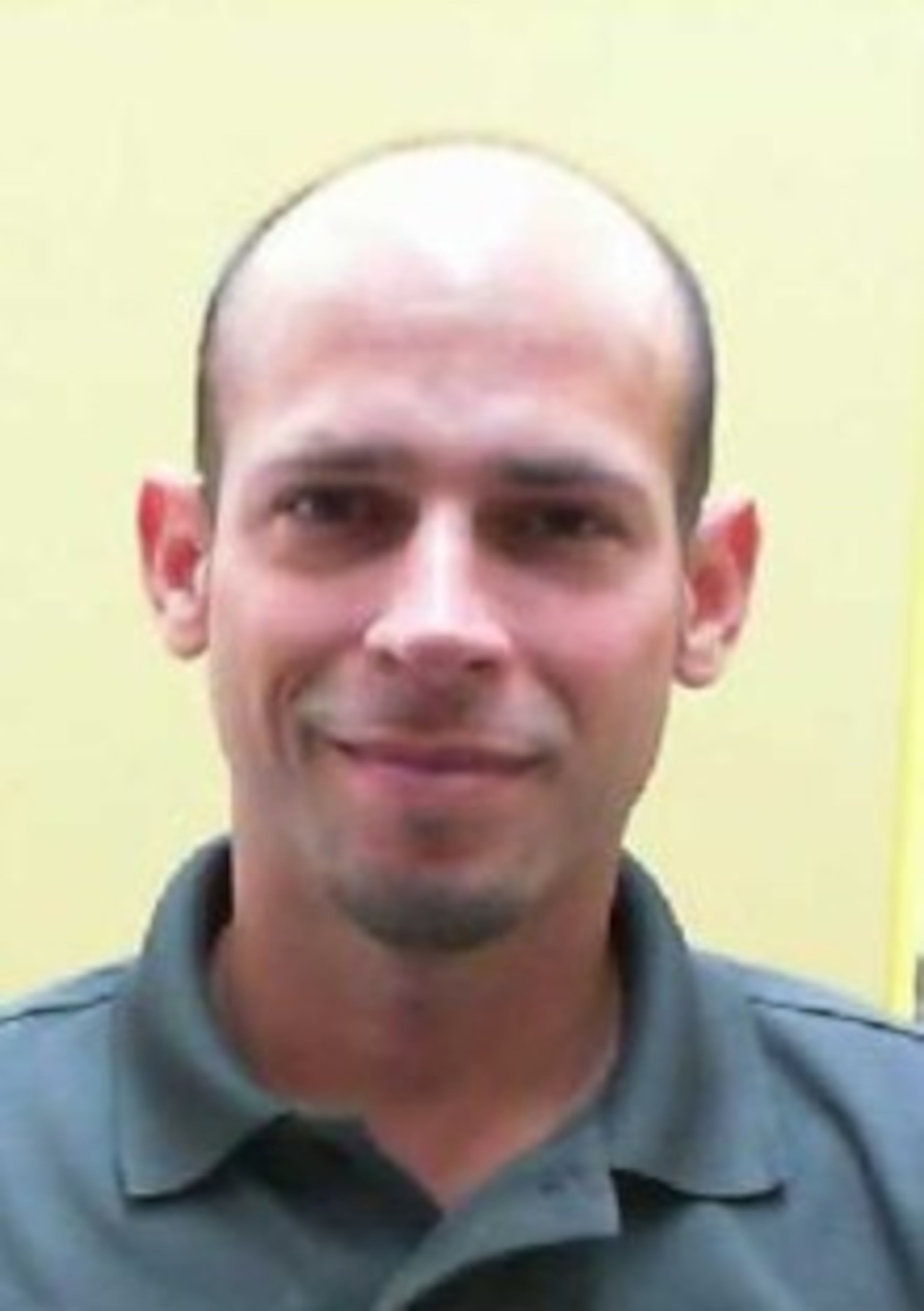 Contra Burgos Ortiz existe una orden de arresto en ausencia con una fianza ascendente a $150 mil.