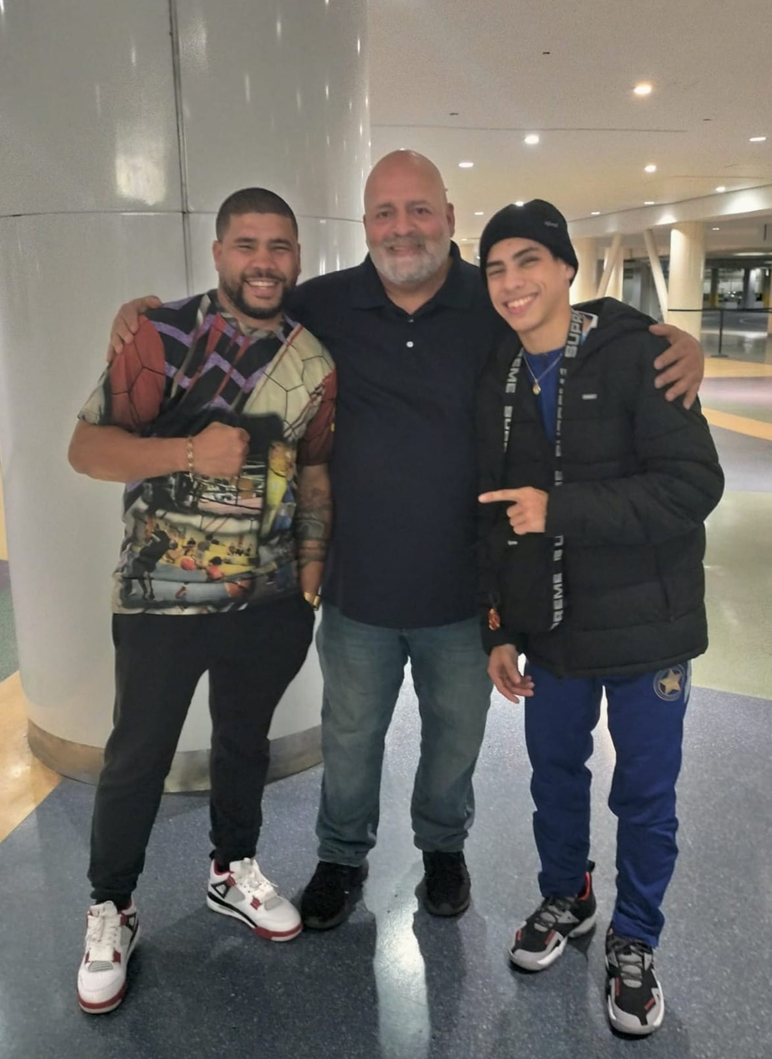 Álex Caraballo, al centro, entrenó a Juanma López y entrenará también al hijo de este, Juanmita López.