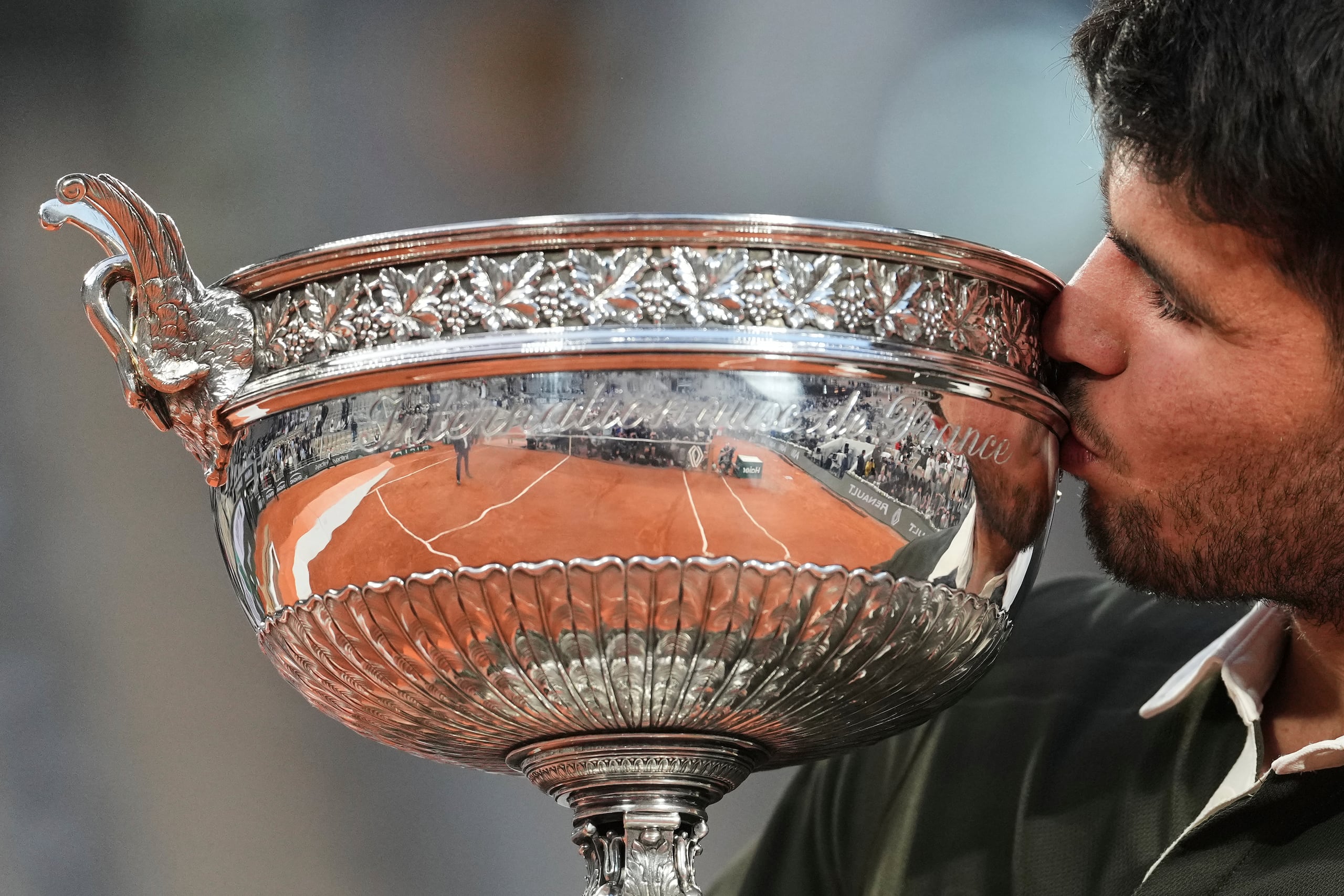 Carlos Alcaraz besa el trofeo de campeón tras derrotar a Jannik Sinner en la final del Abierto de Francia.