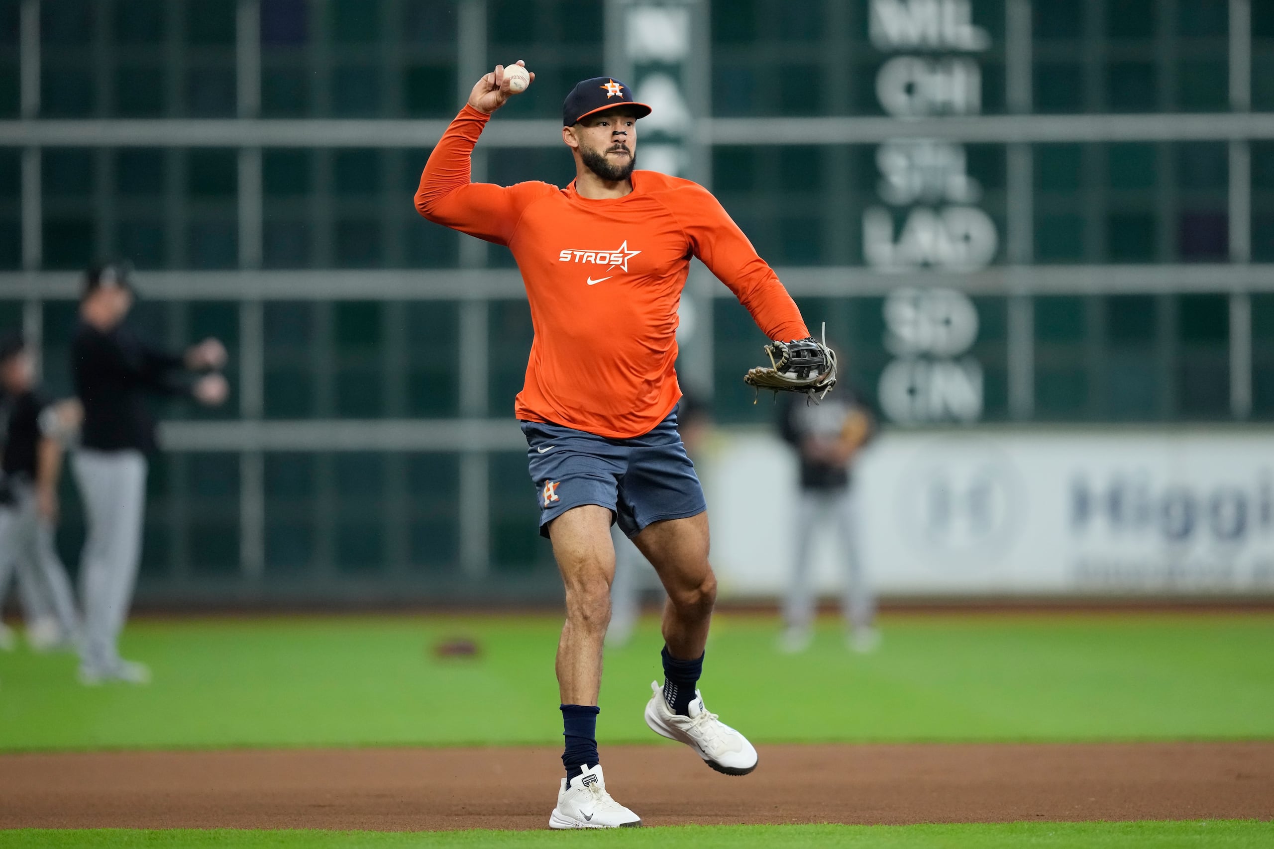 Carlos Correa, de los Astros de Houston, fildea rodados antes de un partido contra los White Sox de Chicago el jueves 3 de septiembre.