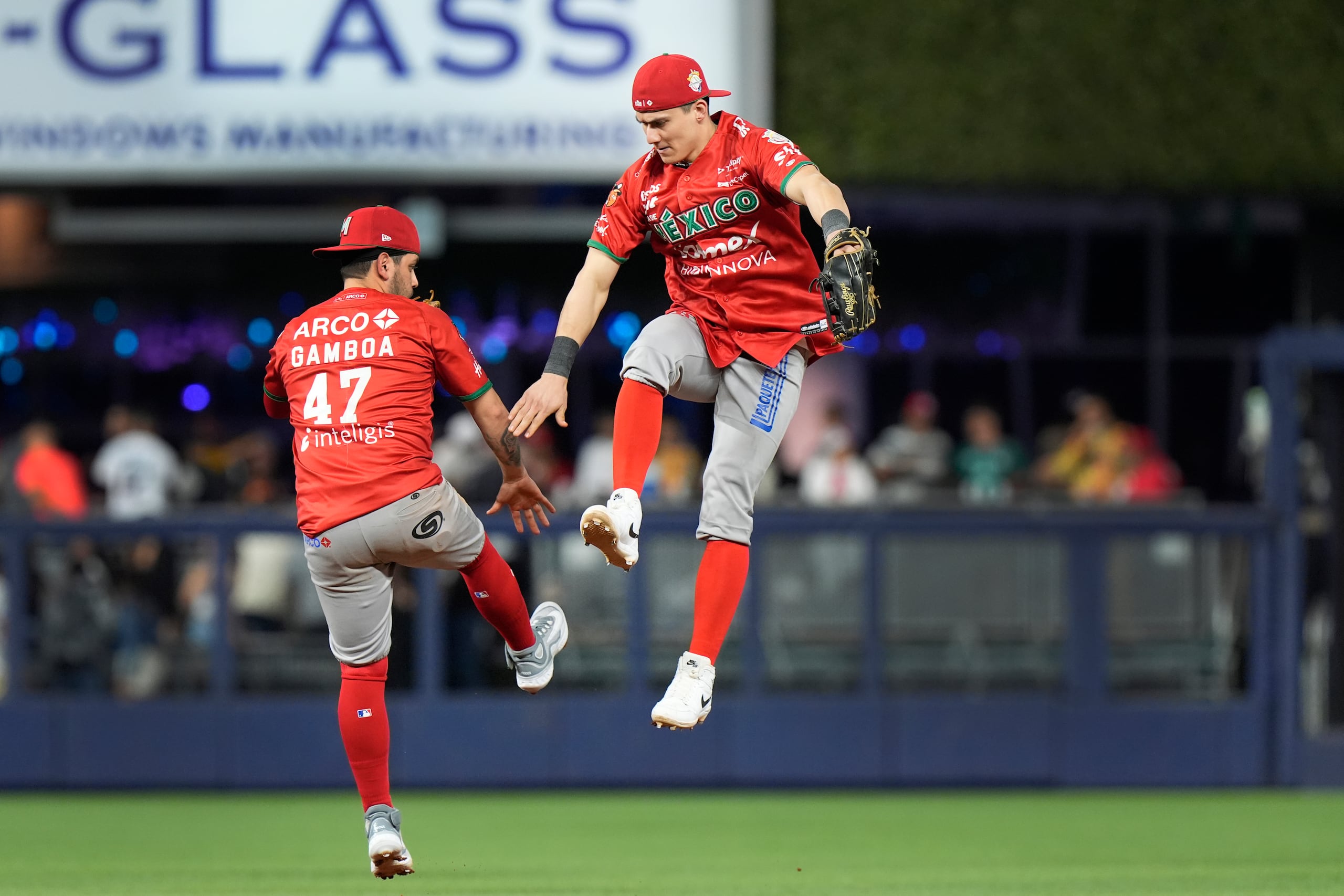 Juan Carlos Gamboa (47) y José Cardona celebra luego que México superara a República Dominicana.