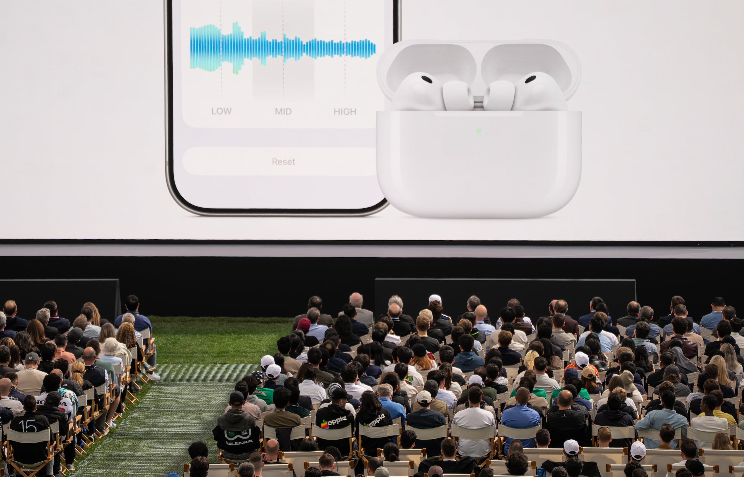 Productos de Apple se muestran en pantalla durante la Apple WWDC26 en Apple Park, Cupertino, California, EE.UU., el 8 de junio de 2026. EFE/LIPO CHING