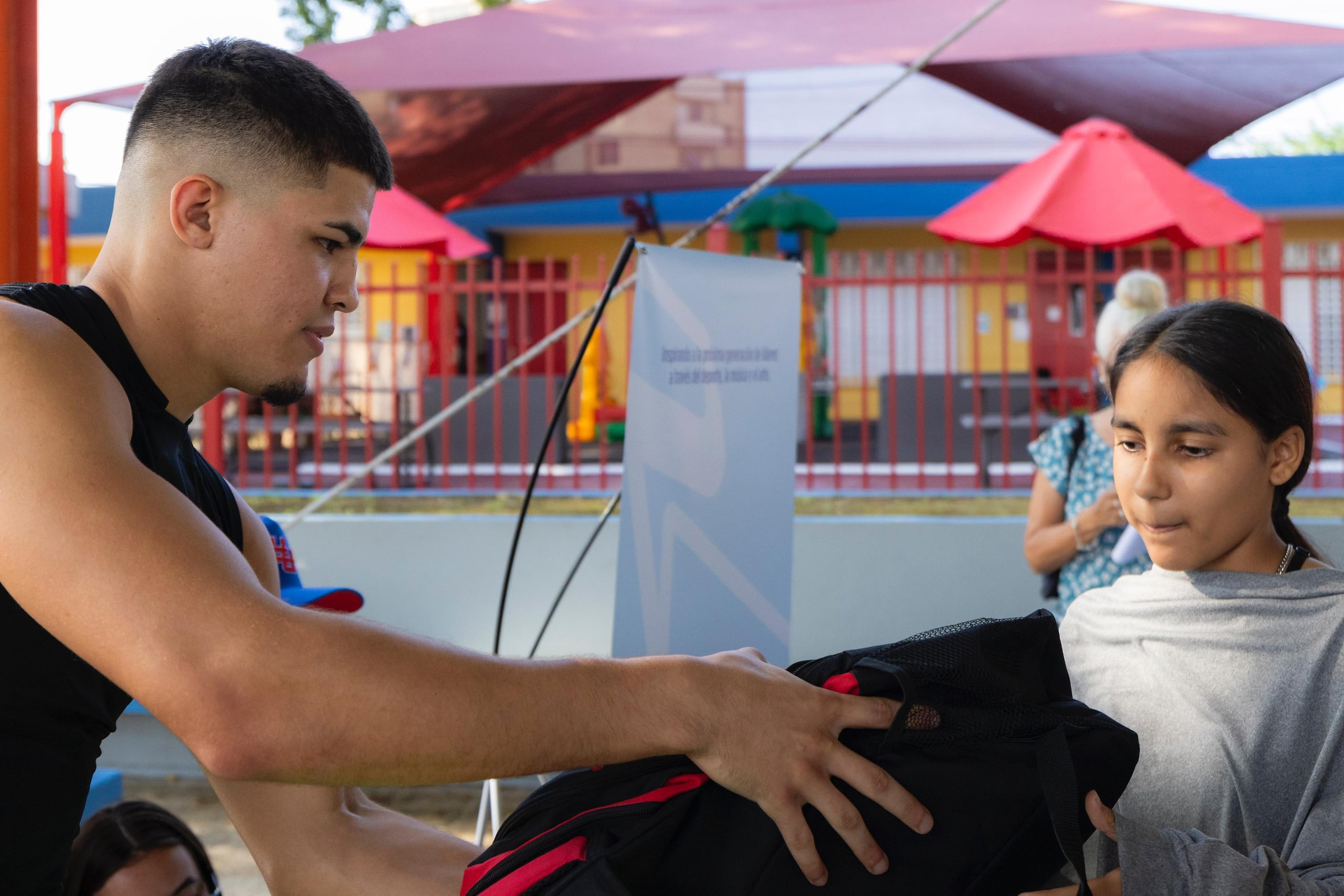 Los participaron recibieron mochilas auspiciadas por la Organización Mundial de Boxeo (OMB) con camisas, guantes y una gorra.