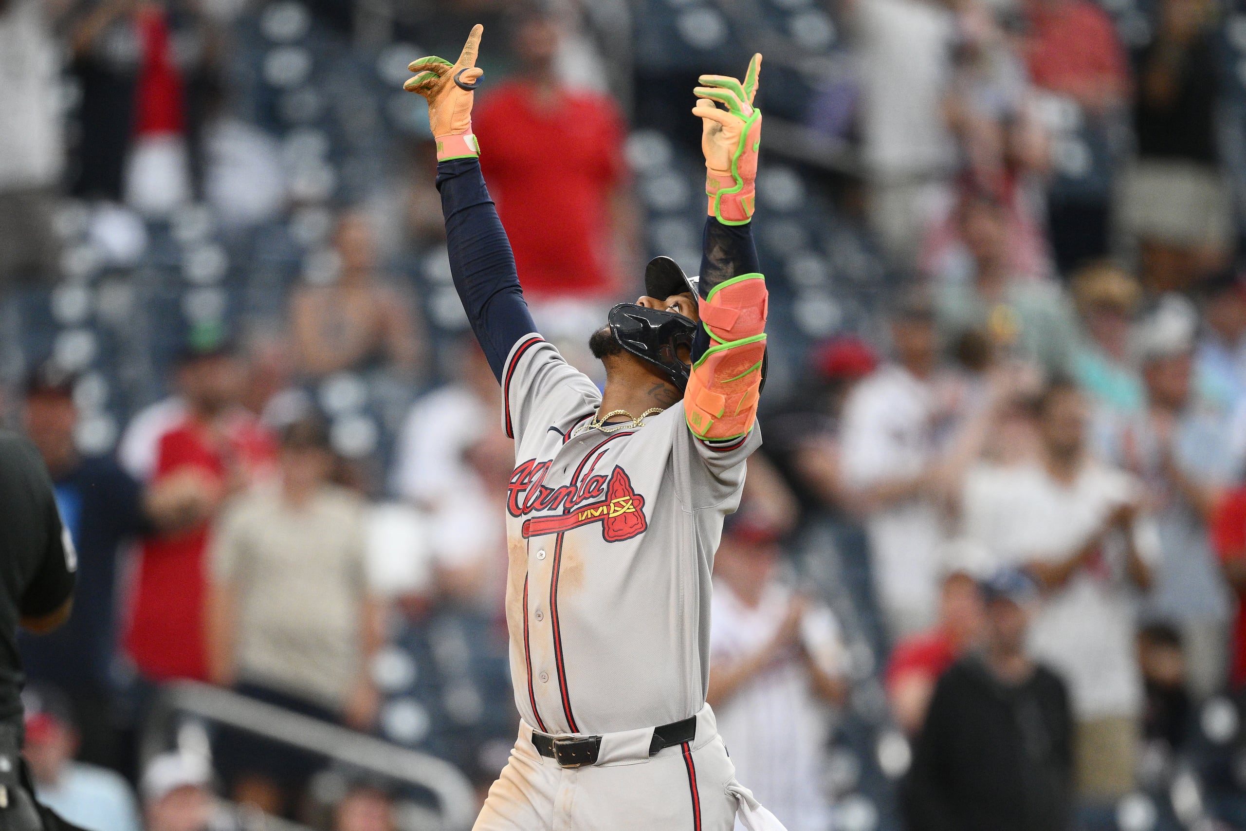 Ronald Acuña Jr. celebra su jonrón.