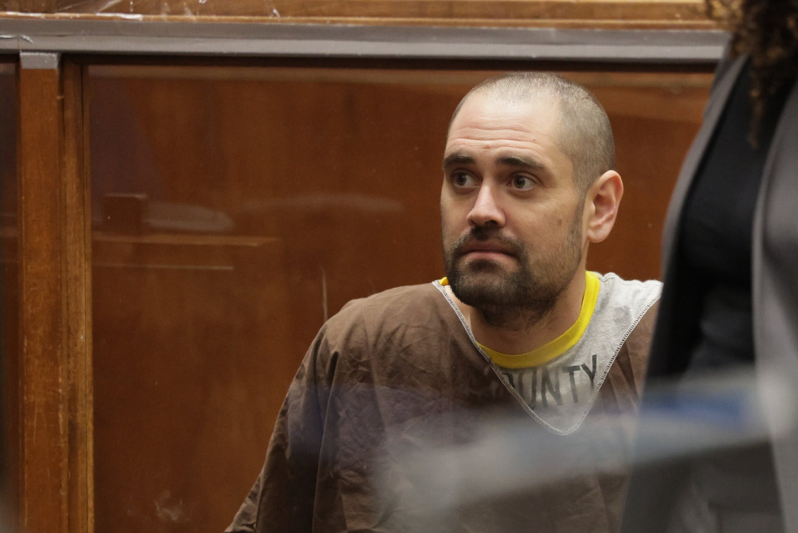 Nick Reiner vestía una prenda de una sola pieza en color canela y llevaba el cabello rapado en el tribunal este lunes.