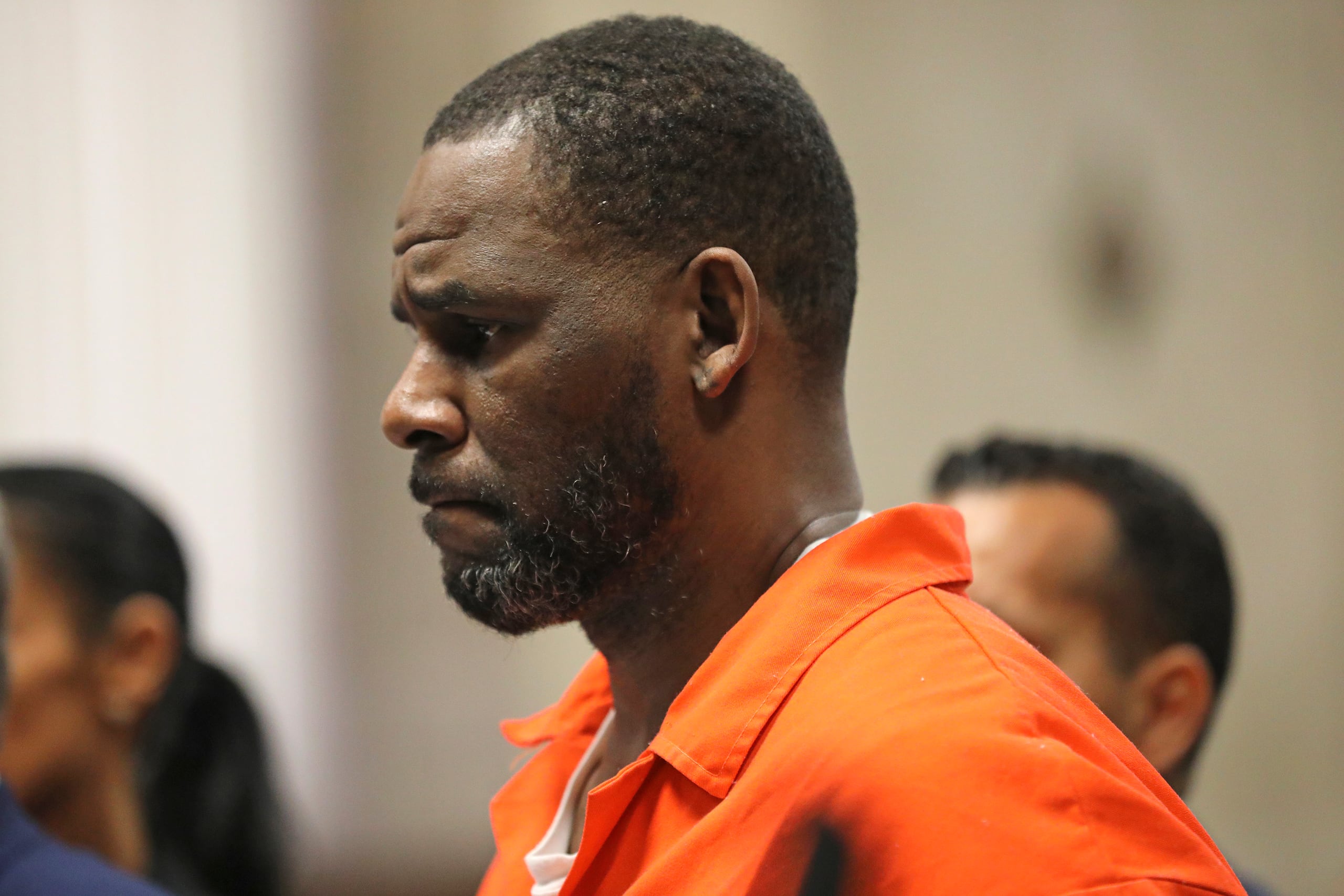 R. Kelly cumple dos condenas por abuso sexual de menores e incitación de menores en Chicago, y extorsión y tráfico sexual en Nueva York.