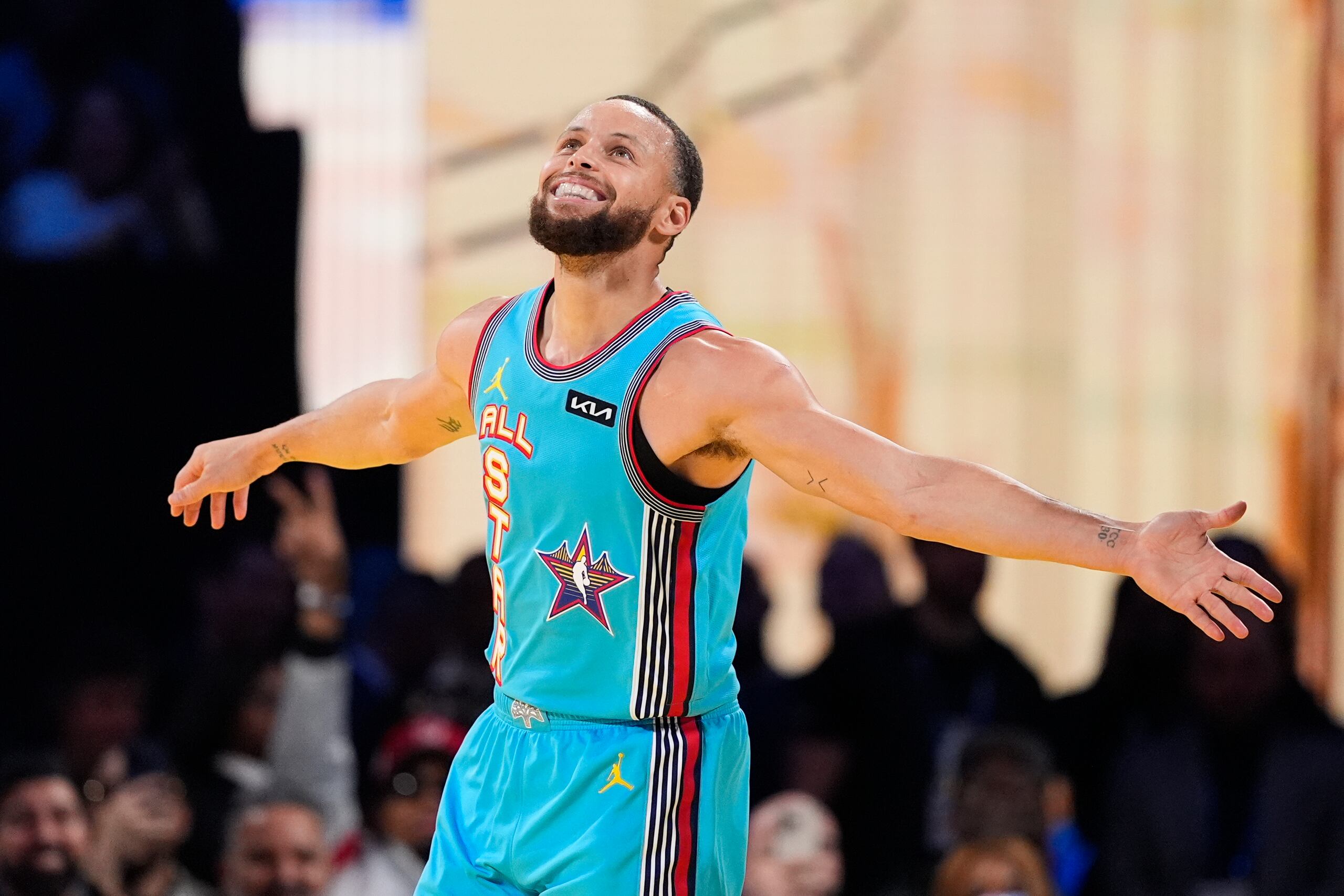 El escolta de los Warriors de Golden State, Stephen Curry, celebra después de anotar durante el partido de baloncesto All-Star de la NBA, el domingo 16 de febrero de 2025, en San Francisco. (AP Foto/Godofredo A. Vásquez)