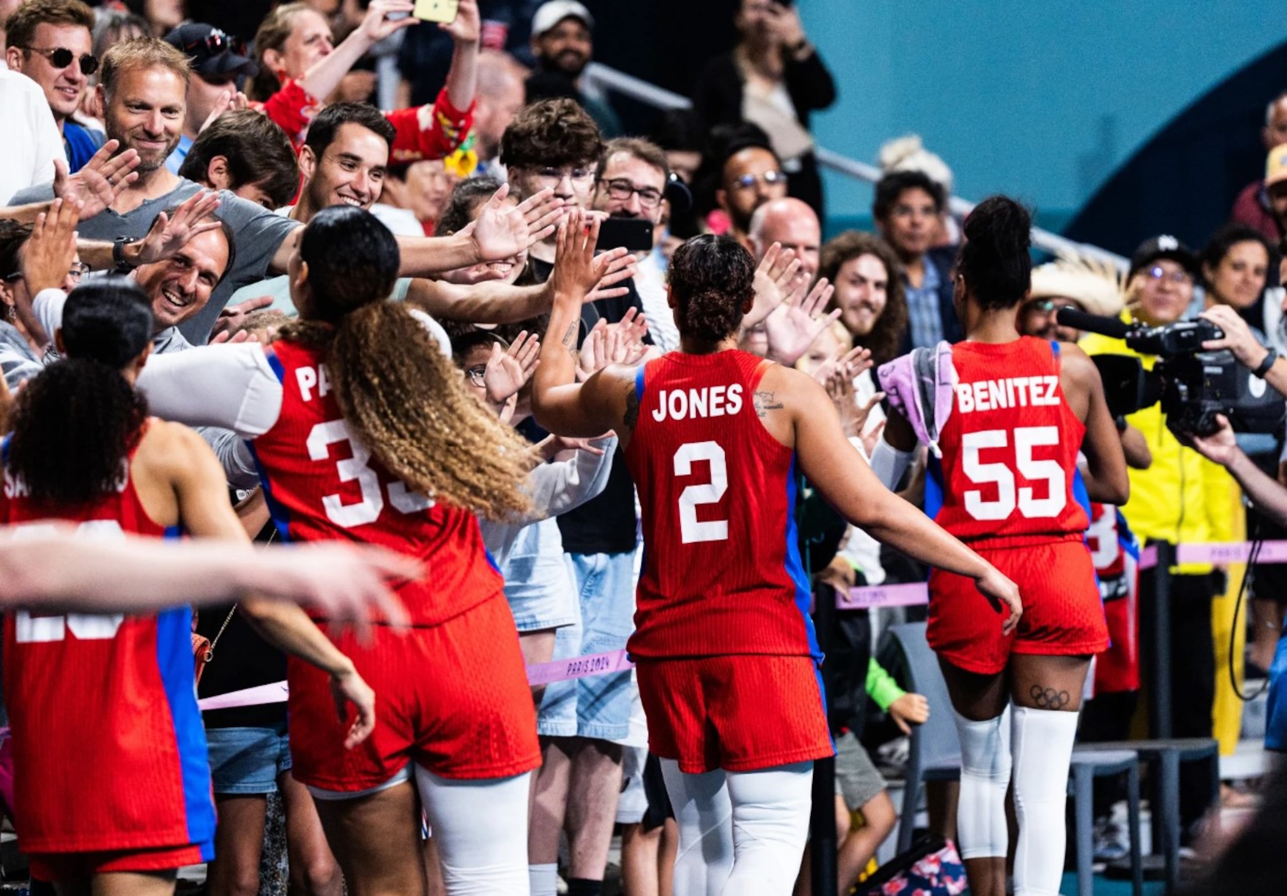 Las jugadoras de la Selección Nacional de Puerto Rico se despiden del público en los Juegos Olímpicos.