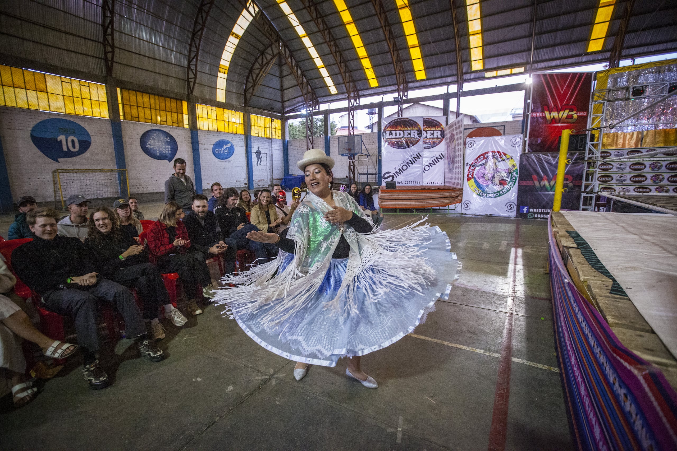 La cholita luchadora Kathy 'la Hermosa' baila antes de un combate.