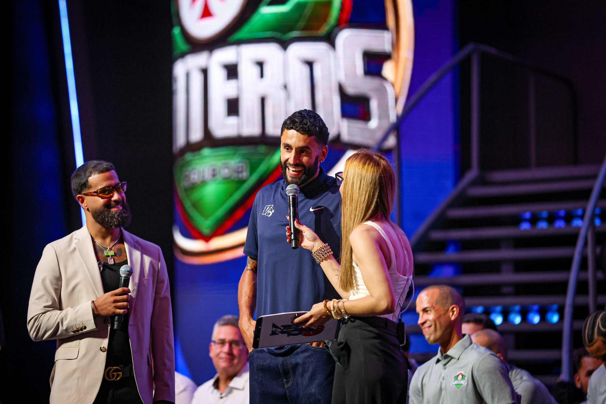 Javier Mojica, capitán de los Vaqueros de Bayamón, se dirige al público ante la mirada de los rivales de final, los Santeros de Aguada, en el Tip-Off Party del BSN.