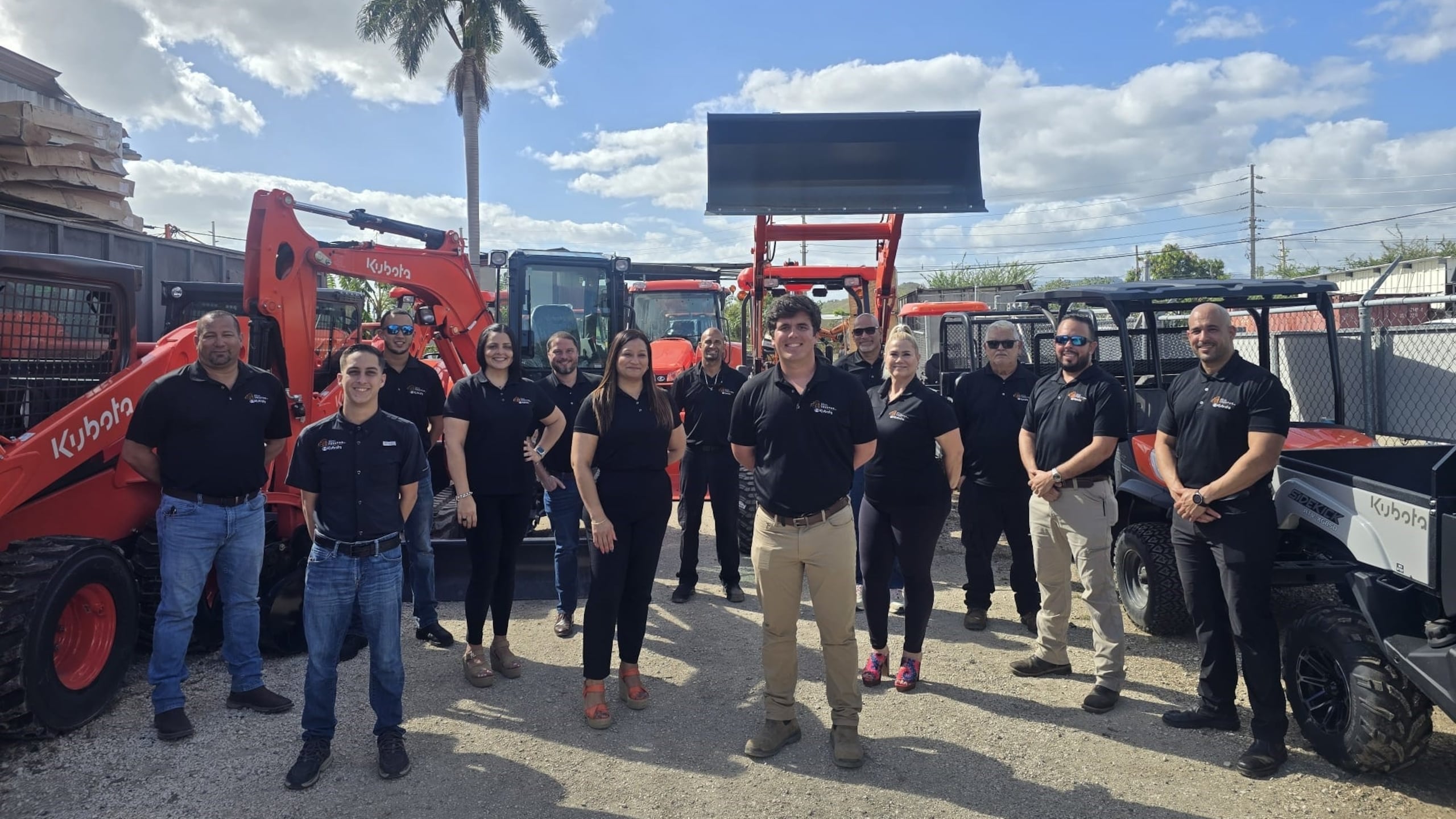 El éxito de Rico Tractor no sería posible sin su equipo de ventas, cuya dedicación y profesionalismo garantizan un servicio de excelencia.