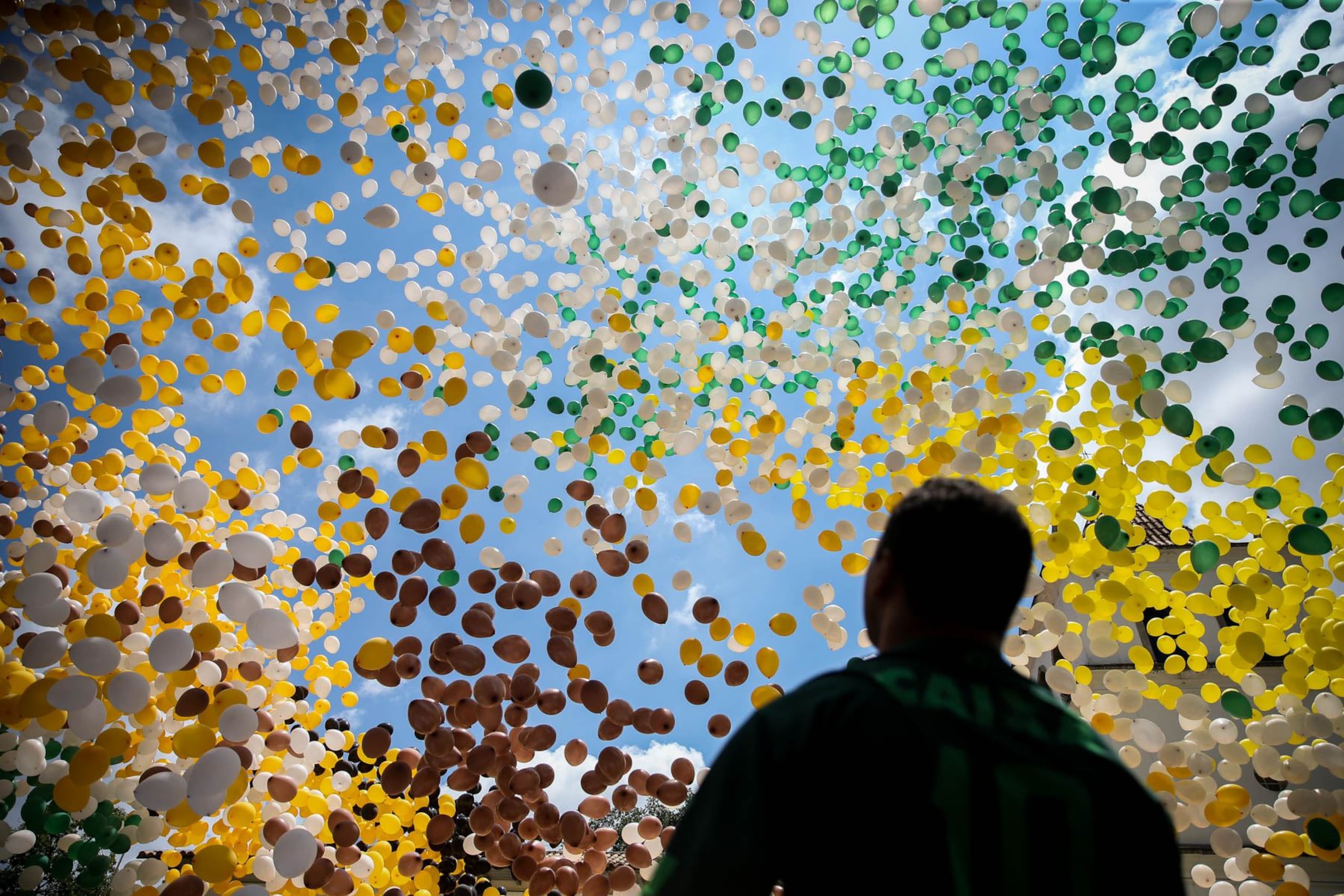 La idea de lanzar globos al aire comenzó en 1992, cuando algunos empleados de la asociación decidieron soltar unas cien esferas por las ventanas de un edificio. (EFE / Fernando Bizerra Jr.)