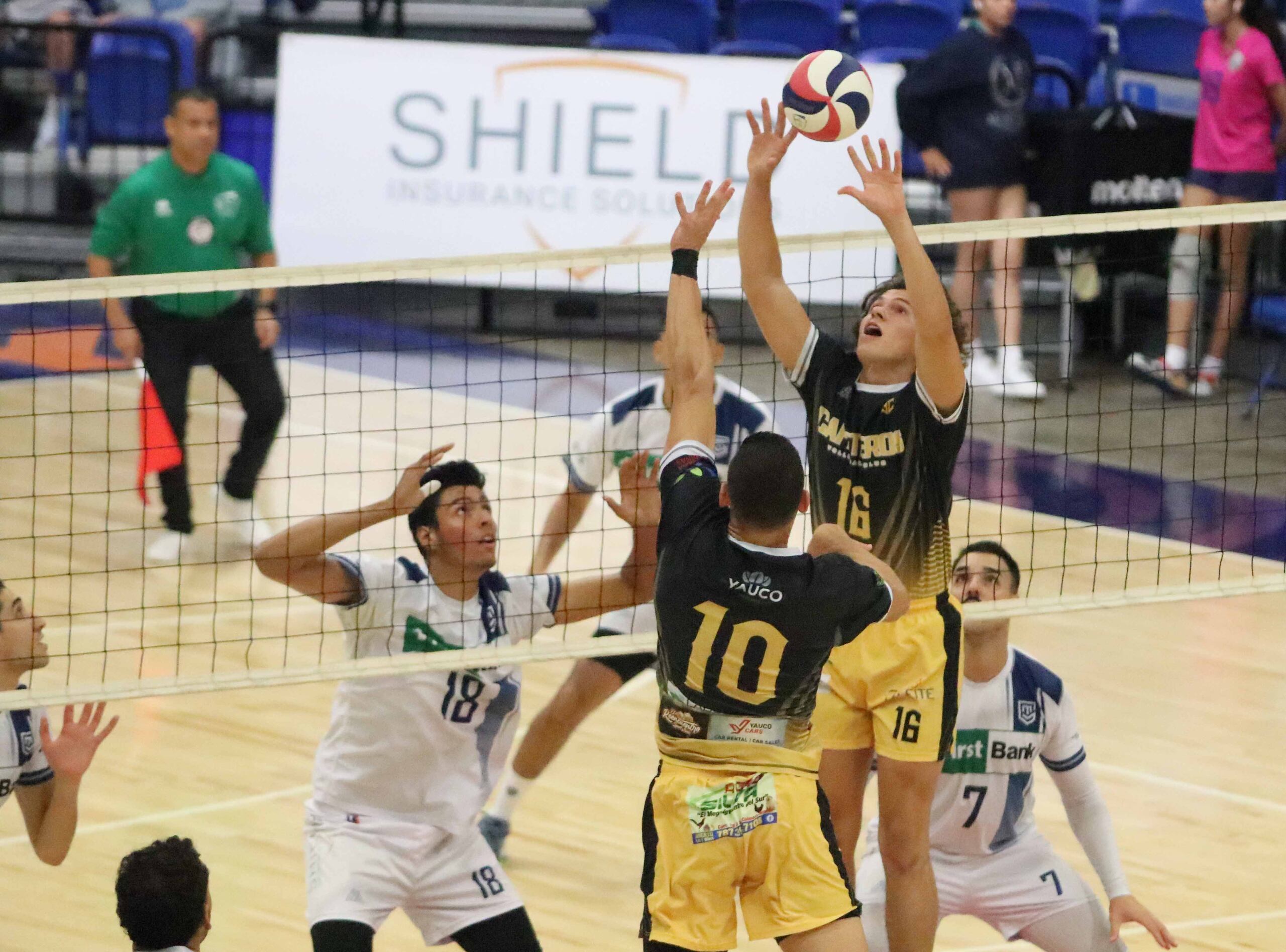 Eli Irizarry (16) realiza un acomodo para un ataque de los Cafeteros de Yauco contra los Mets de Guaynabo.