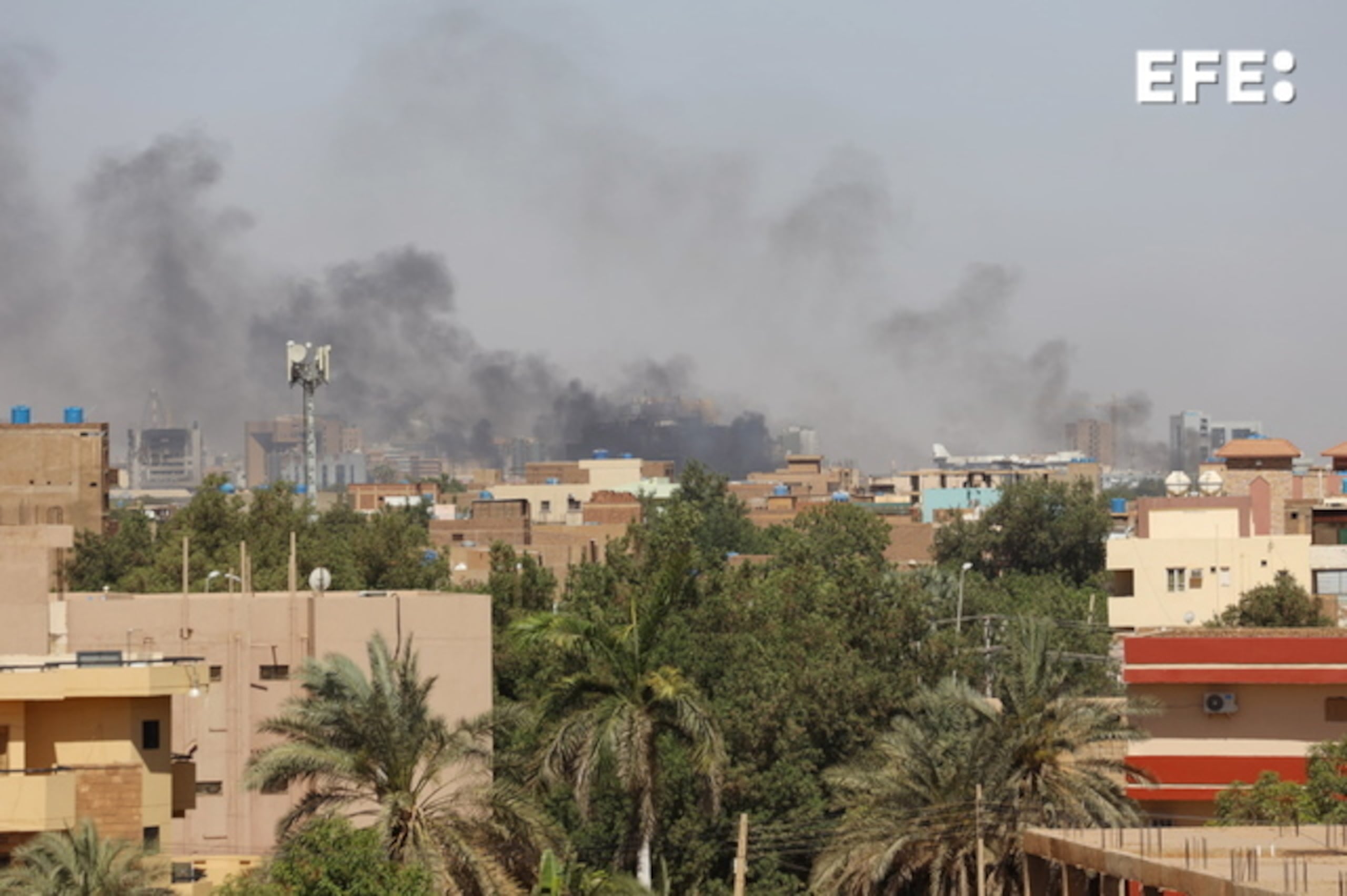 Las Fuerzas Armadas indicaron en un comunicado que sus aviones de combate bombardearon esta mañana un edificio donde se encontraban estacionadas algunas unidades de las FAR en las proximidades de la base militar de Cuerpos Blindados, en el sur de Jartum.