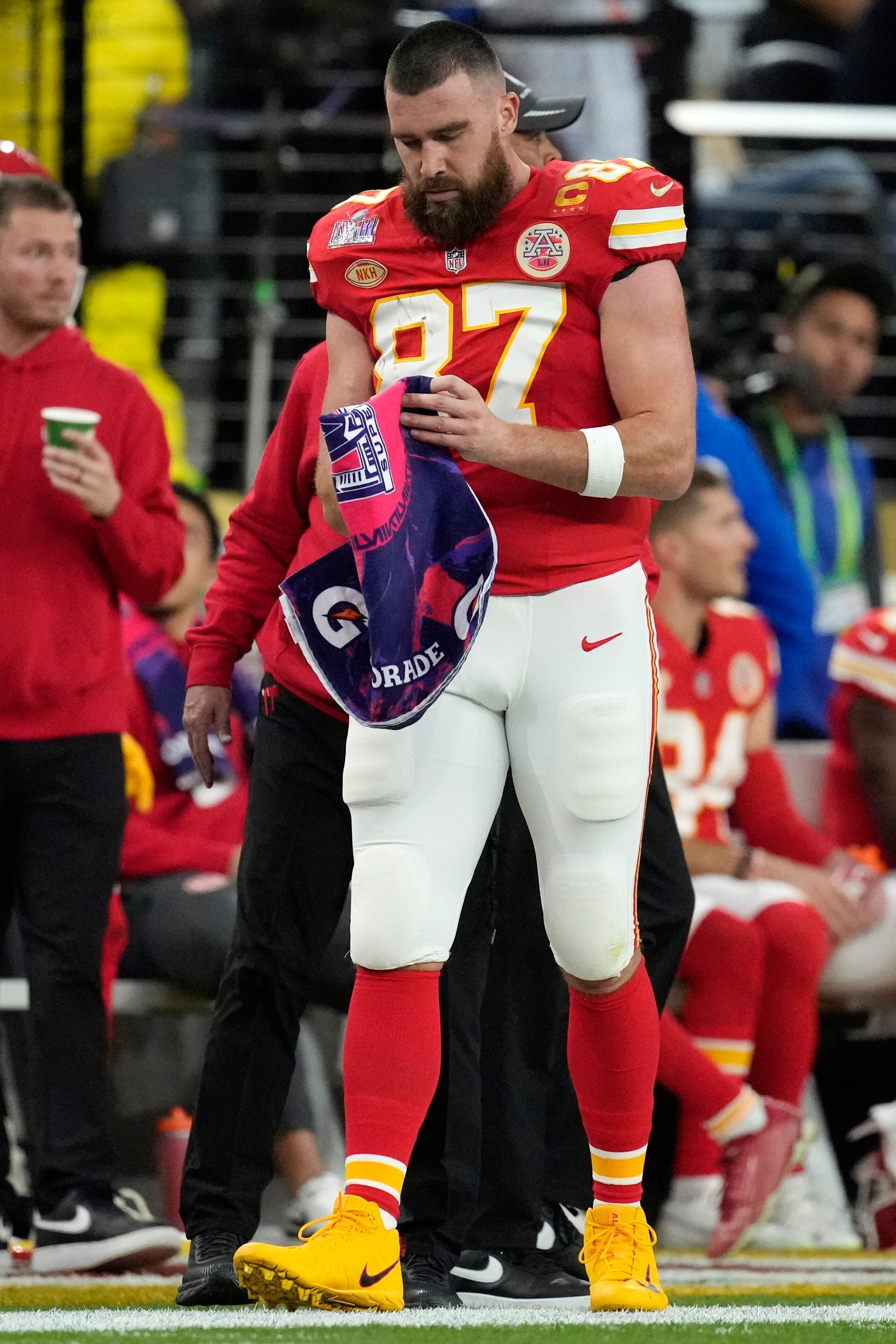 El tight end Travis Kelce (87), de los Chiefs de Kansas City, camina en la banda durante la primera mitad del Super Bowl 58 en contra de los 49ers de San Francisco, el domingo 11 de febrero de 2024, en Las Vegas. (AP Foto/John Locher)
