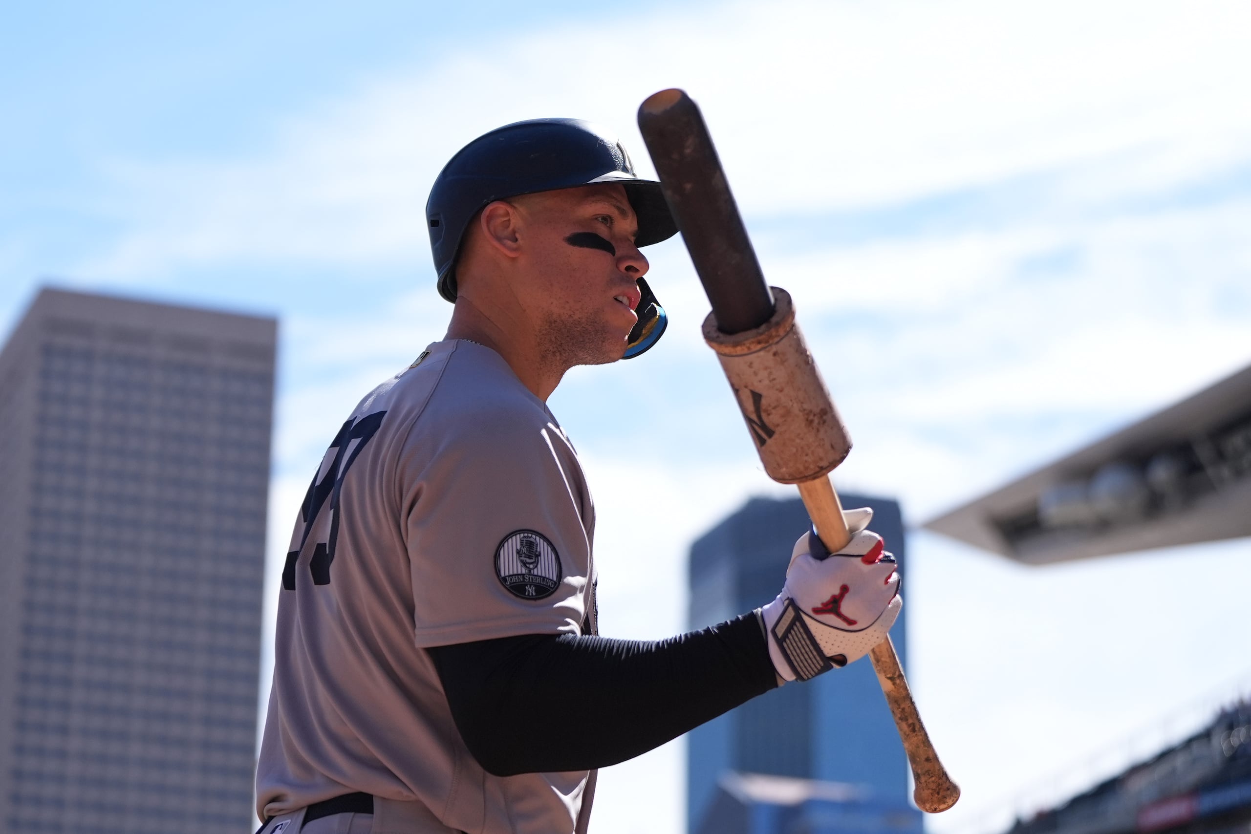 Aaron Judge, de los Yankees de Nueva York, espera antes de consumir su turno en un juego contra los Twins de Minnesota.