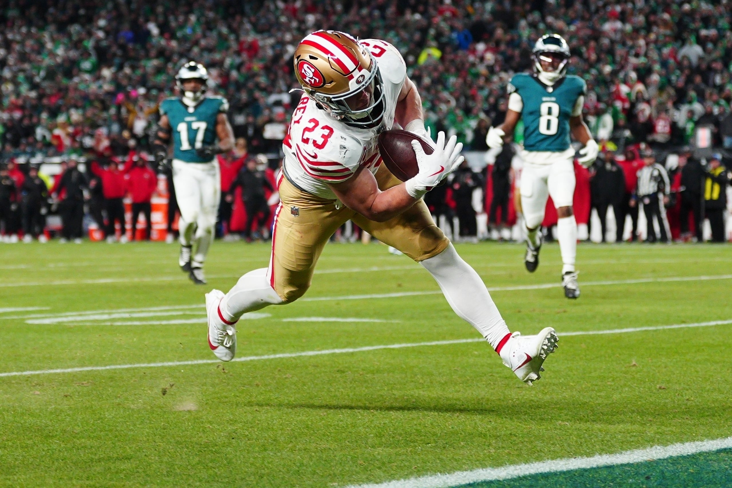 Christian McCaffrey, running back de los 49ers de San Francisco, anota un touchdown durante la segunda mitad del juego de la NFL en la ronda de comodines de los playoffs contra los Eagles de Filadelfia, el domingo 11 de enero de 2026, en Philadelphia. (AP Foto/Derik Hamilton)