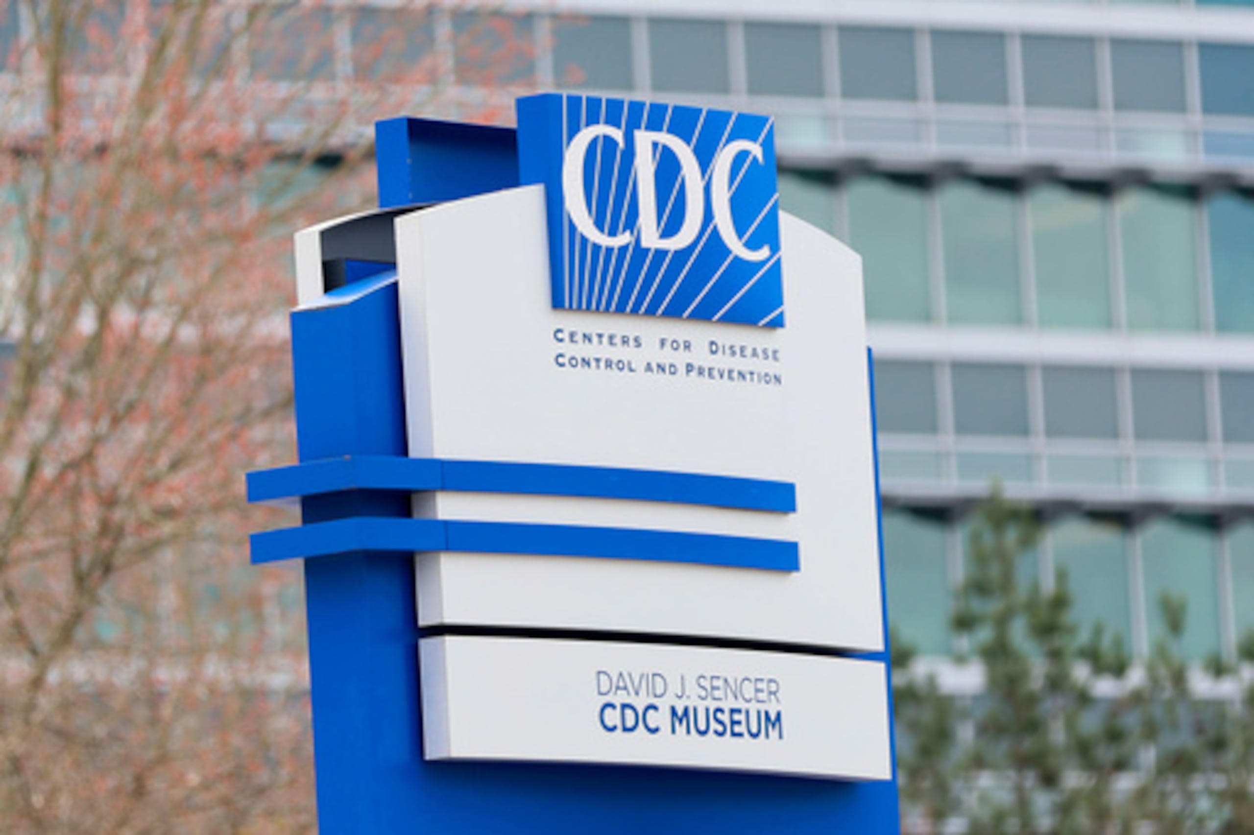 ARCHIVO - Un cartel con el logotipo de los CDC se muestra en la entrada de la sede de la agencia en Atlanta el 2 de marzo de 2025. (Miguel Martinez/Atlanta Journal-Constitution vía AP, Archivo)