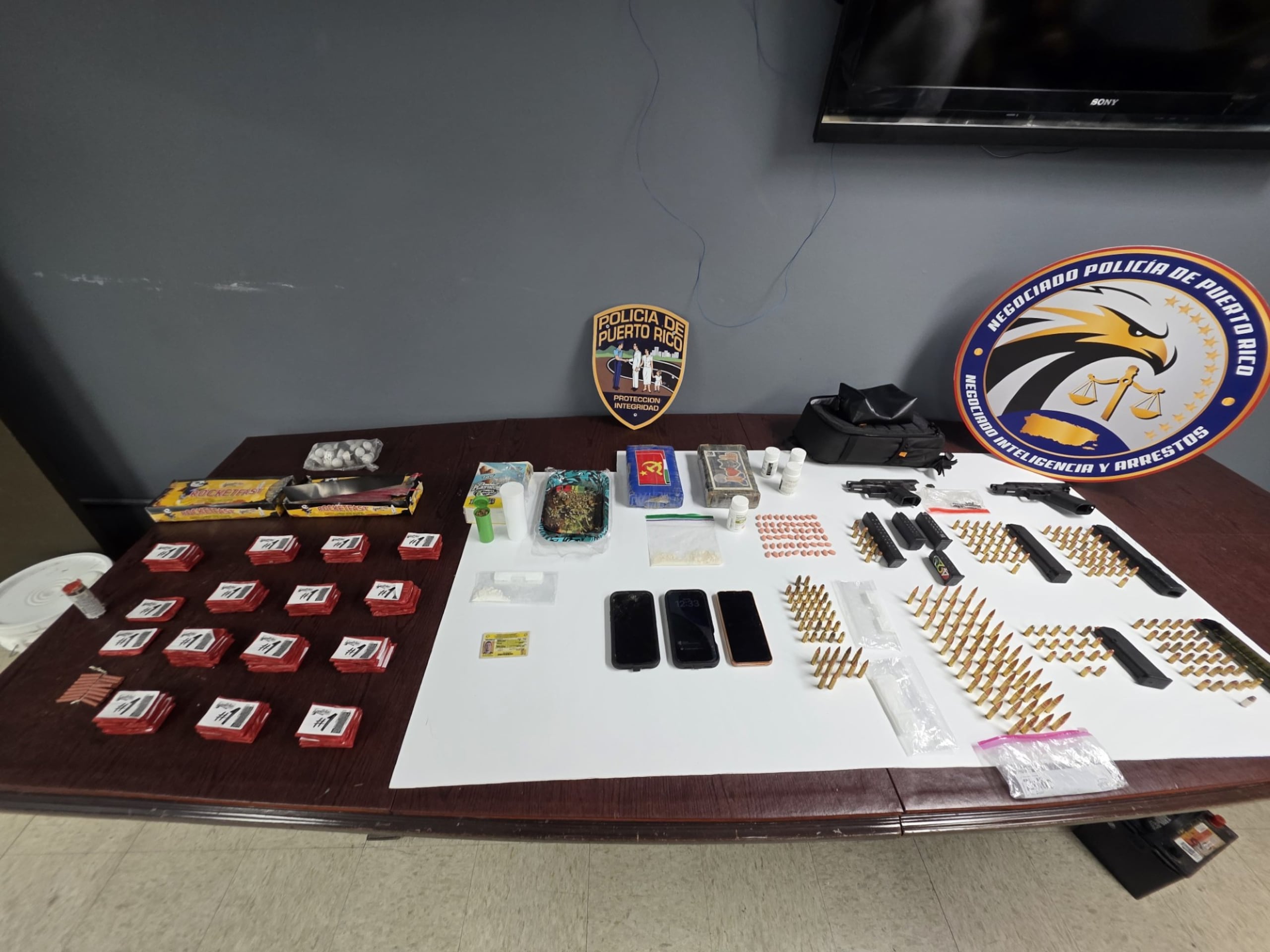 En el lugar los agentes ocuparon dos kilos de cocaína, dos bolsas plásticas con cocaína, un envase cilíndrico con picadura de marihuana y 180 pastillas.