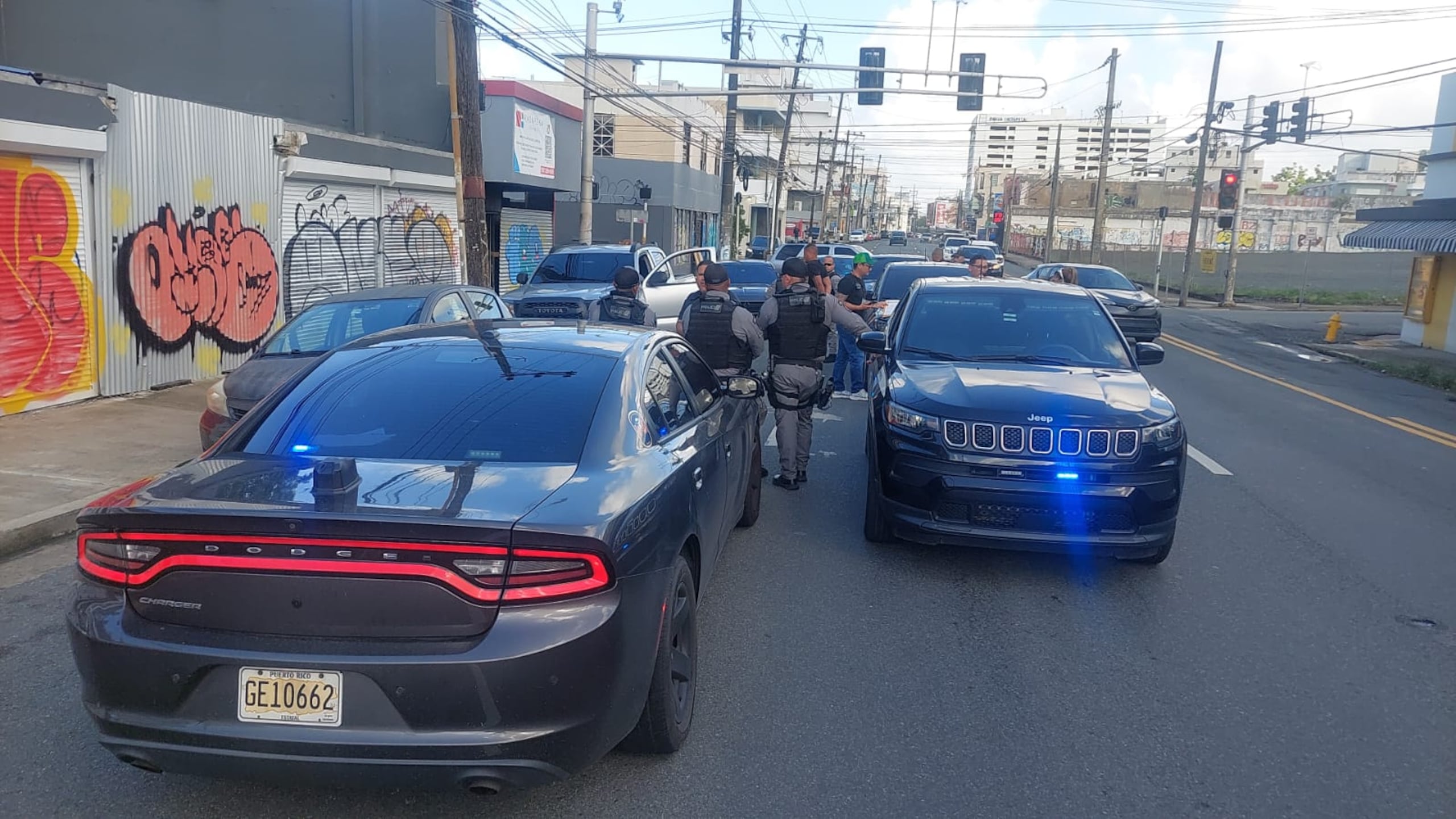 Momento del arresto de un hombre de 35 años, en la intersección de la Avenida Manuel Fernández Juncos con la calle Bolívar, en Santurce,