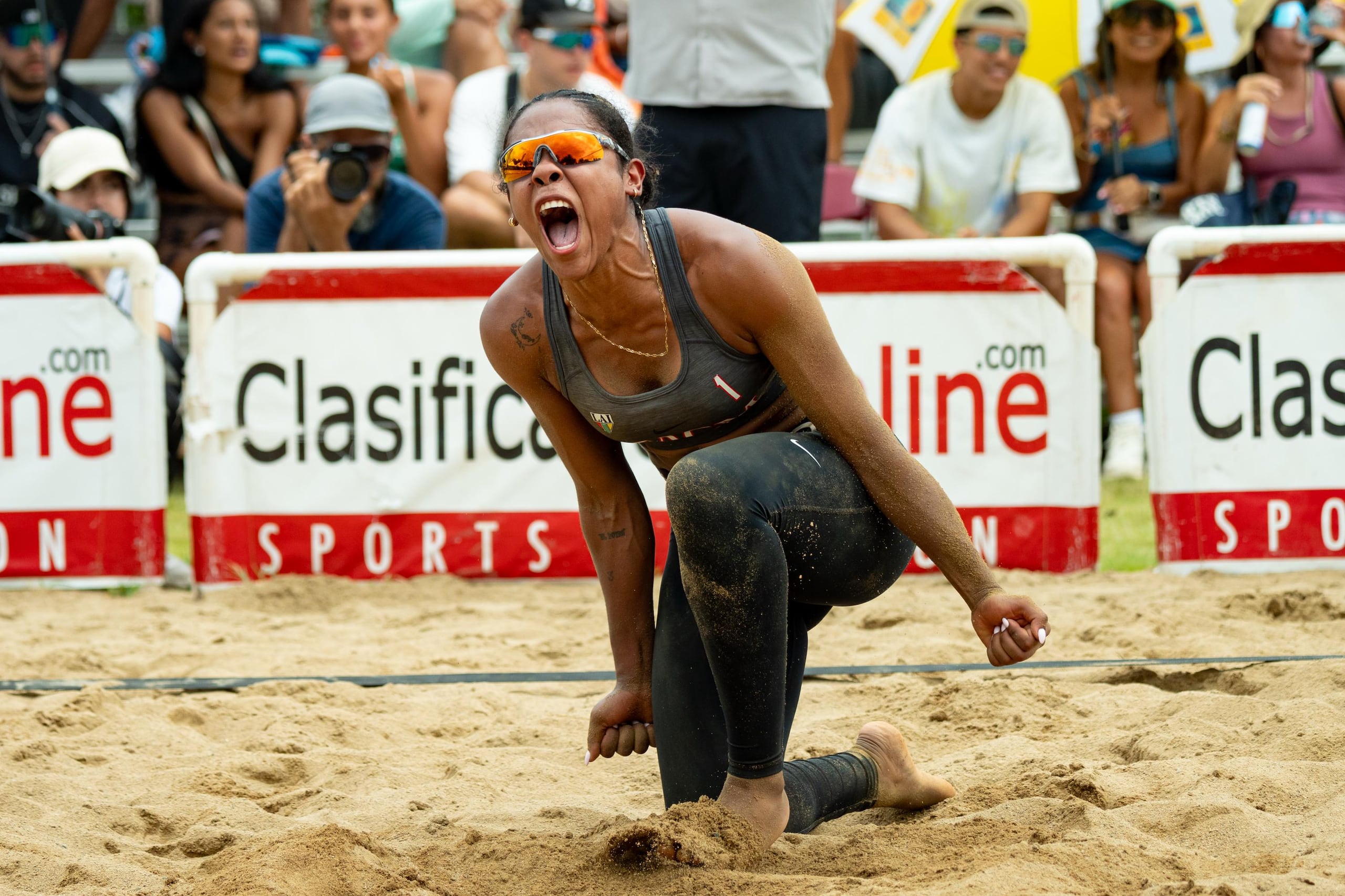 Valeria Flores celebra el tricampeonato de las Taínas.