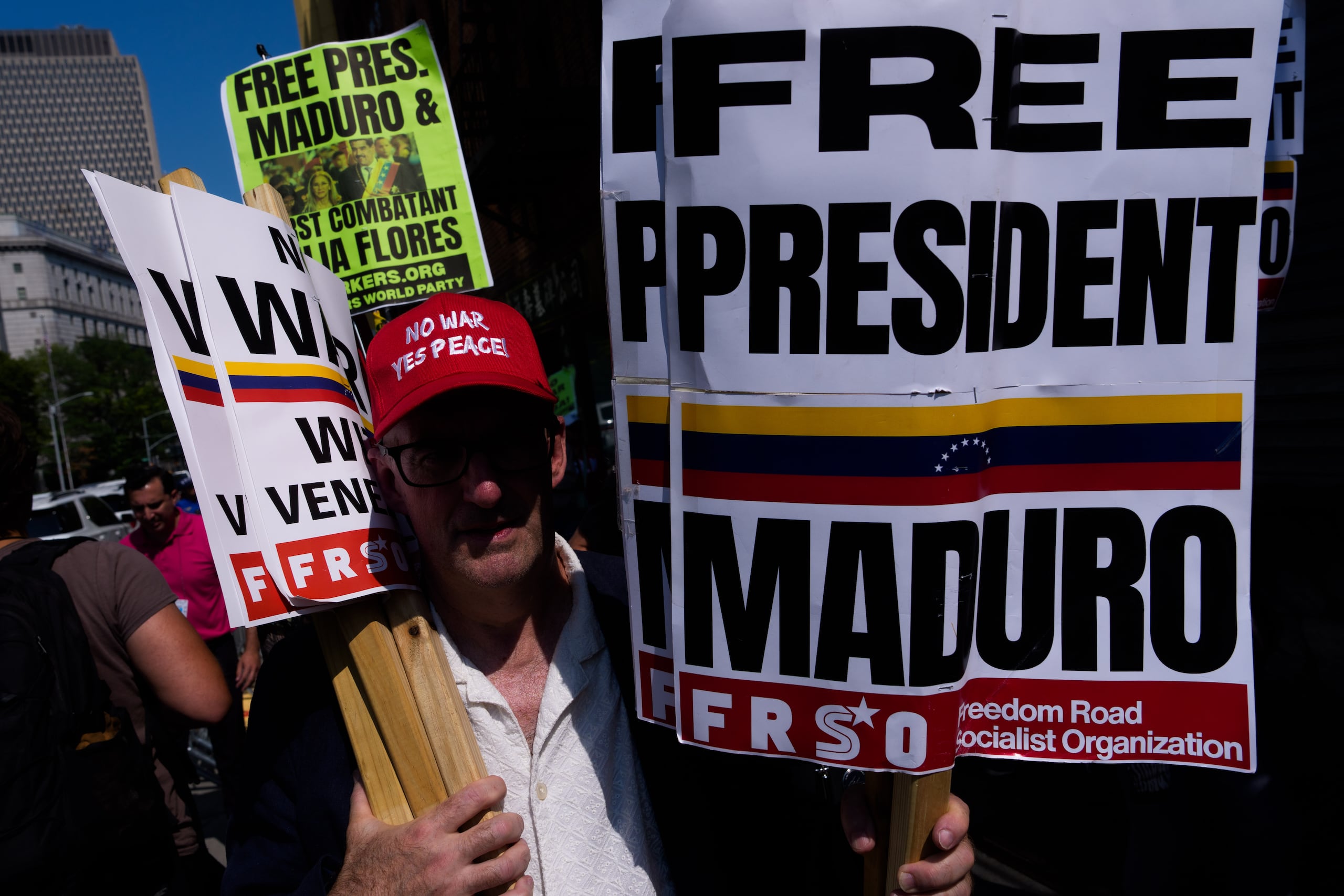 Personas protestan en apoyo del expresidente venezolano Nicolás Maduro y su esposa Cilia Flores frente al tribunal federal de Manhattan, el miércoles 22 de julio de 2026, en Nueva York. (Foto AP/Adam Gray)