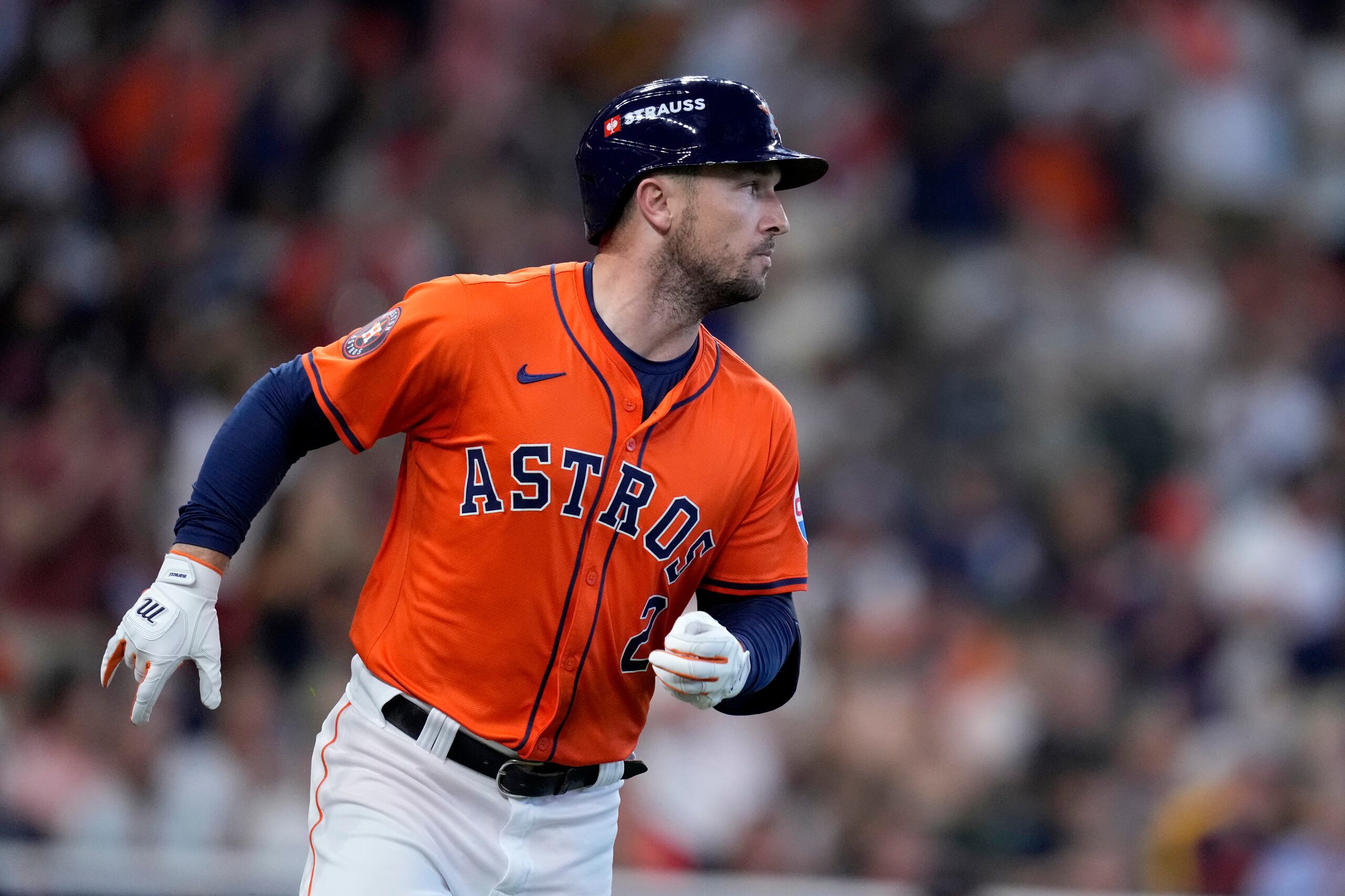Alex Bregman, de los Astros de Houston, corre a la inicial luego de conectar un sencillo en el segundo juego de la serie de comodines de la Liga Americana ante los Tigres de Detroit.