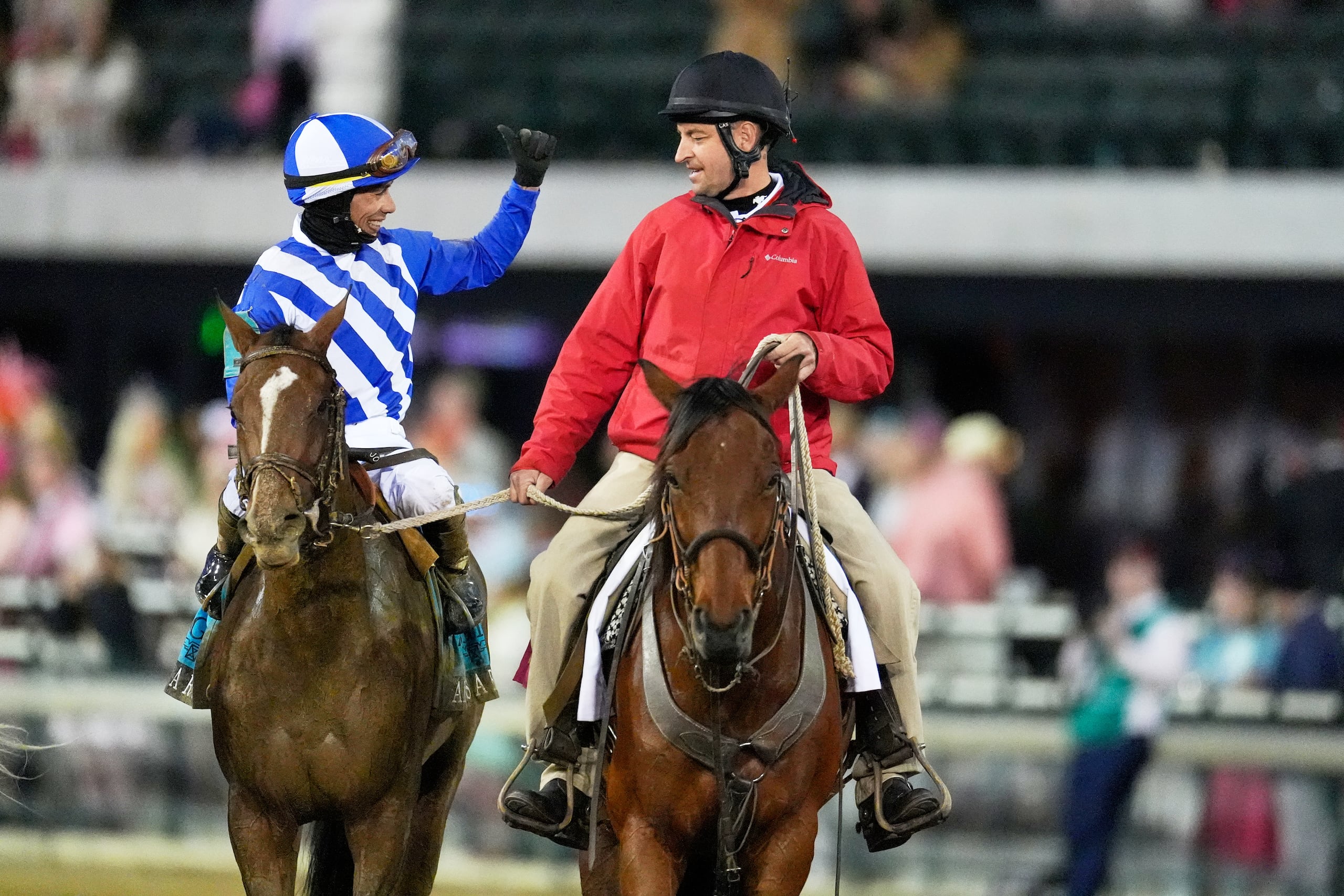 El jinete José L. Ortiz celebra tras lograr la victoria en el Kentucky Oaks con Always de Runner. De hecho, él tuvo cinco en la jornada.