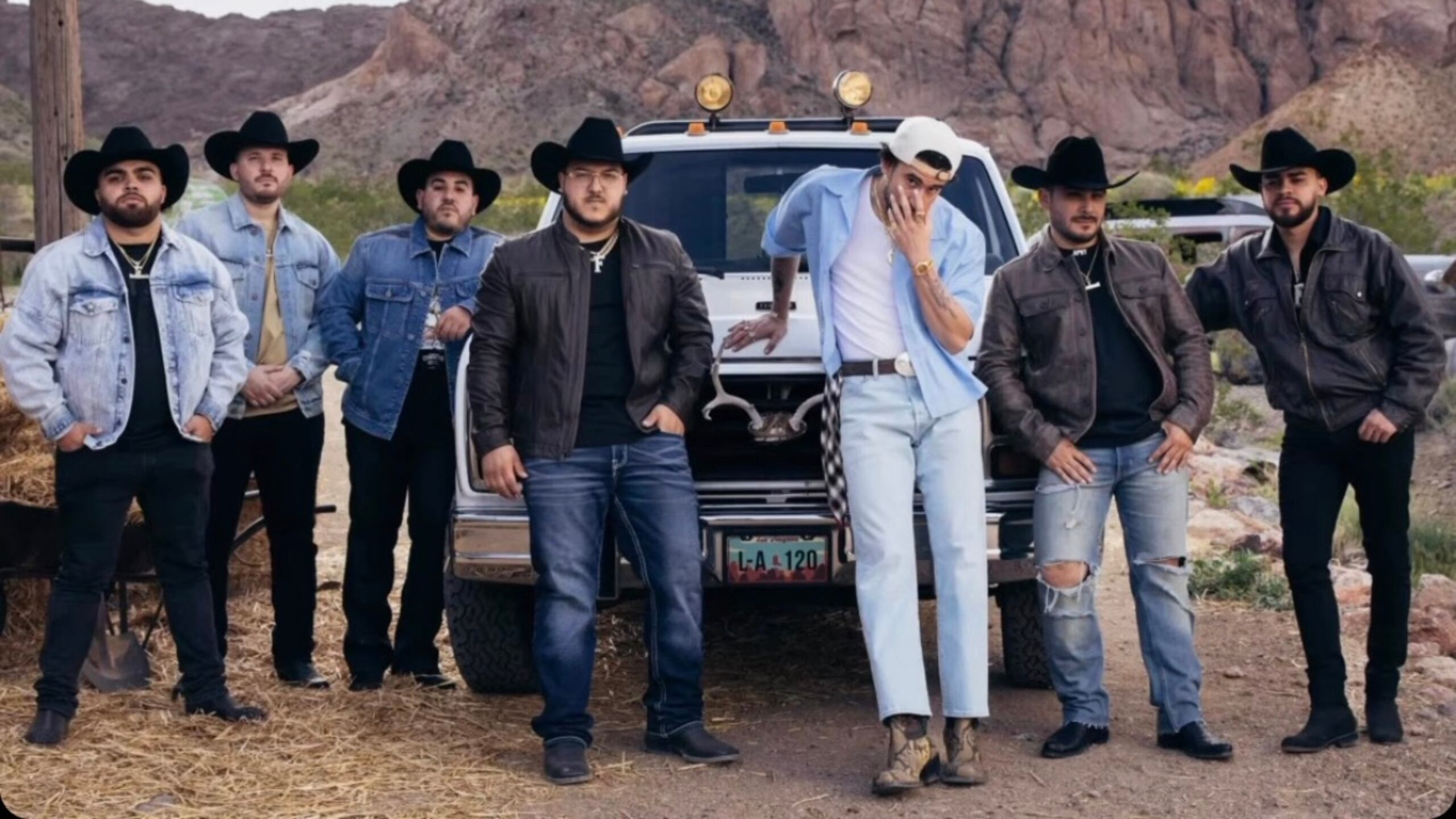 El artista de música urbana (tercero de izquierda a derecha) junto a Grupo Frontera.