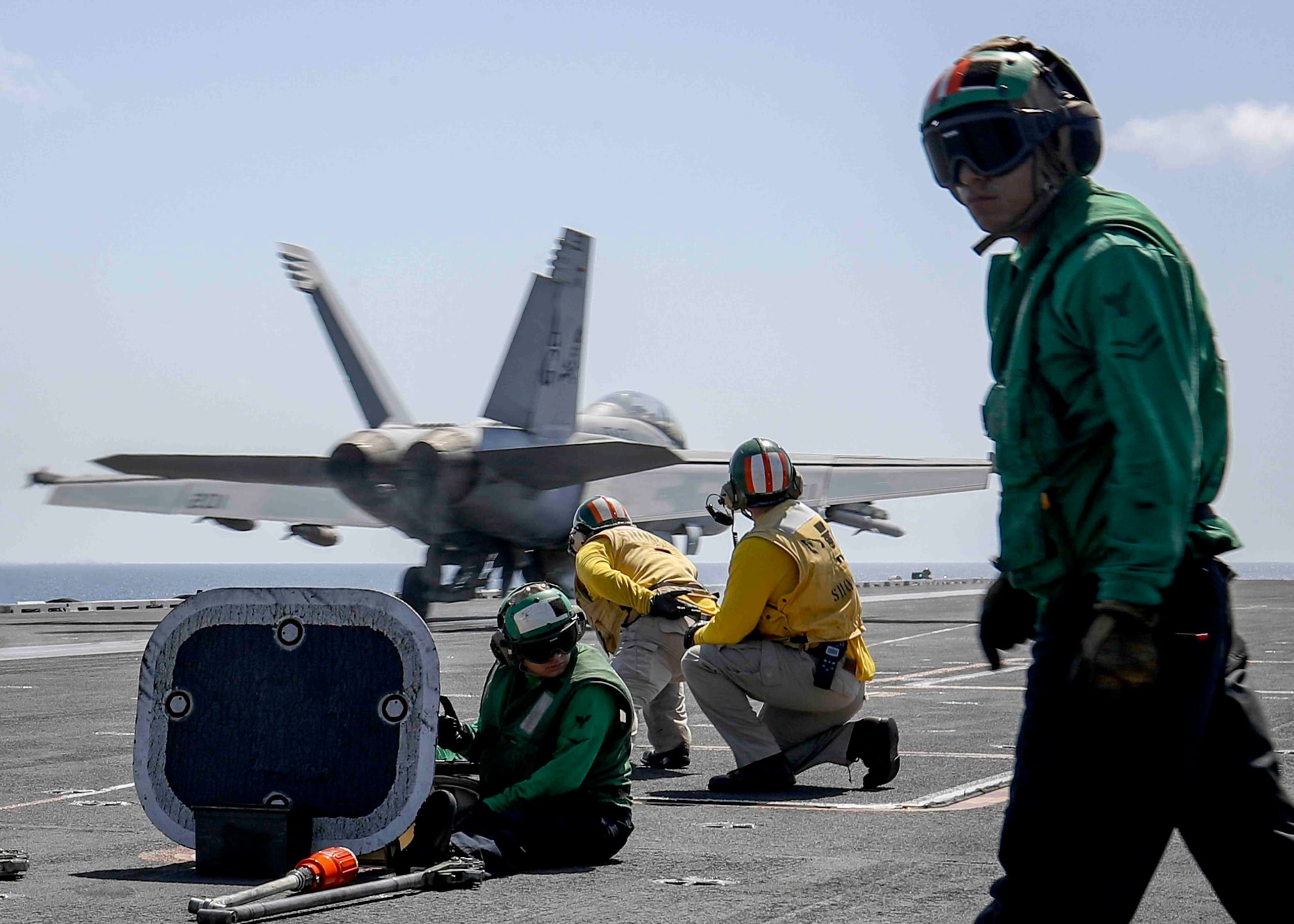 Un F/A-18E Super Hornet del Escuadr n de Cazas de Combate "Jolly Rogers" 103 despega desde la cubierta del portaaviones de clase Nimitz USS Abraham Lincoln en el Mar Ar bigo. (Via AP)