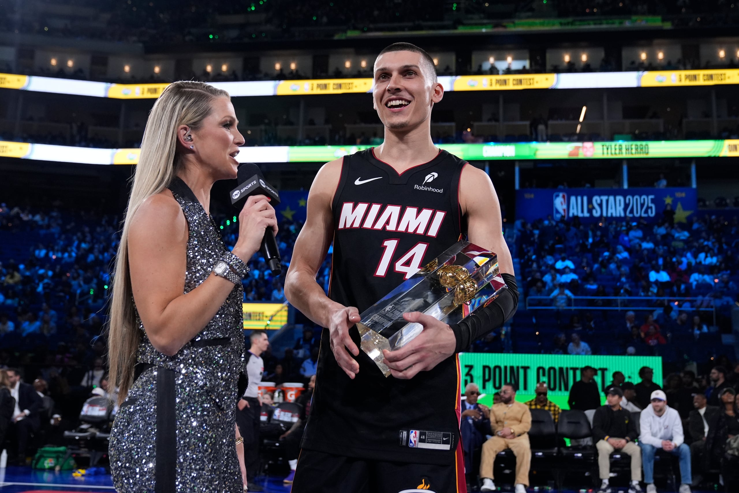 Tyler Herro sostiene el trofeo de la competencia de triples del fin de semana del Juego de Estrellas de la NBA.