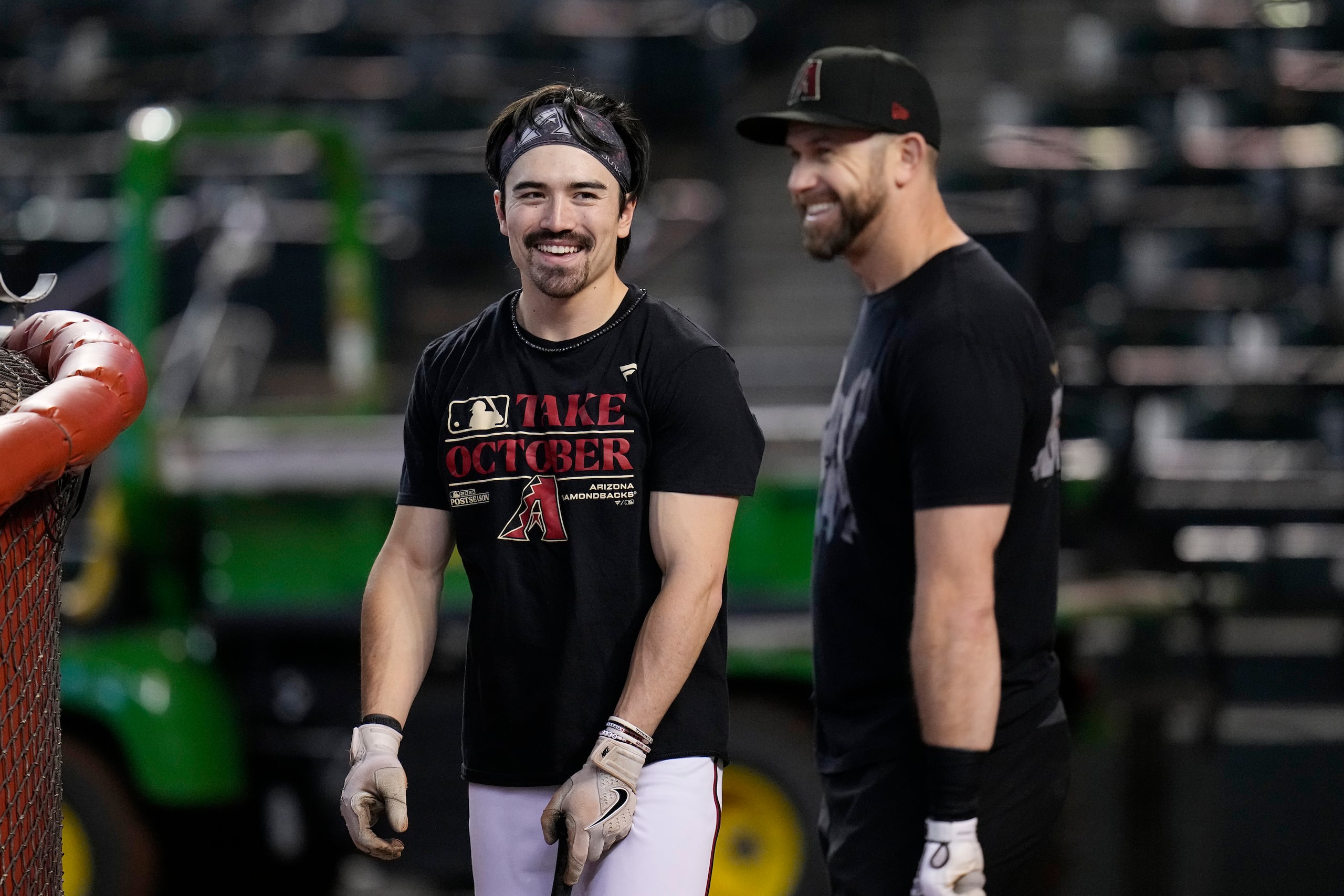 Corbin Carroll, a la izquierda, llegó hasta la Serie Mundial con los Diamondbacks de Arizona.