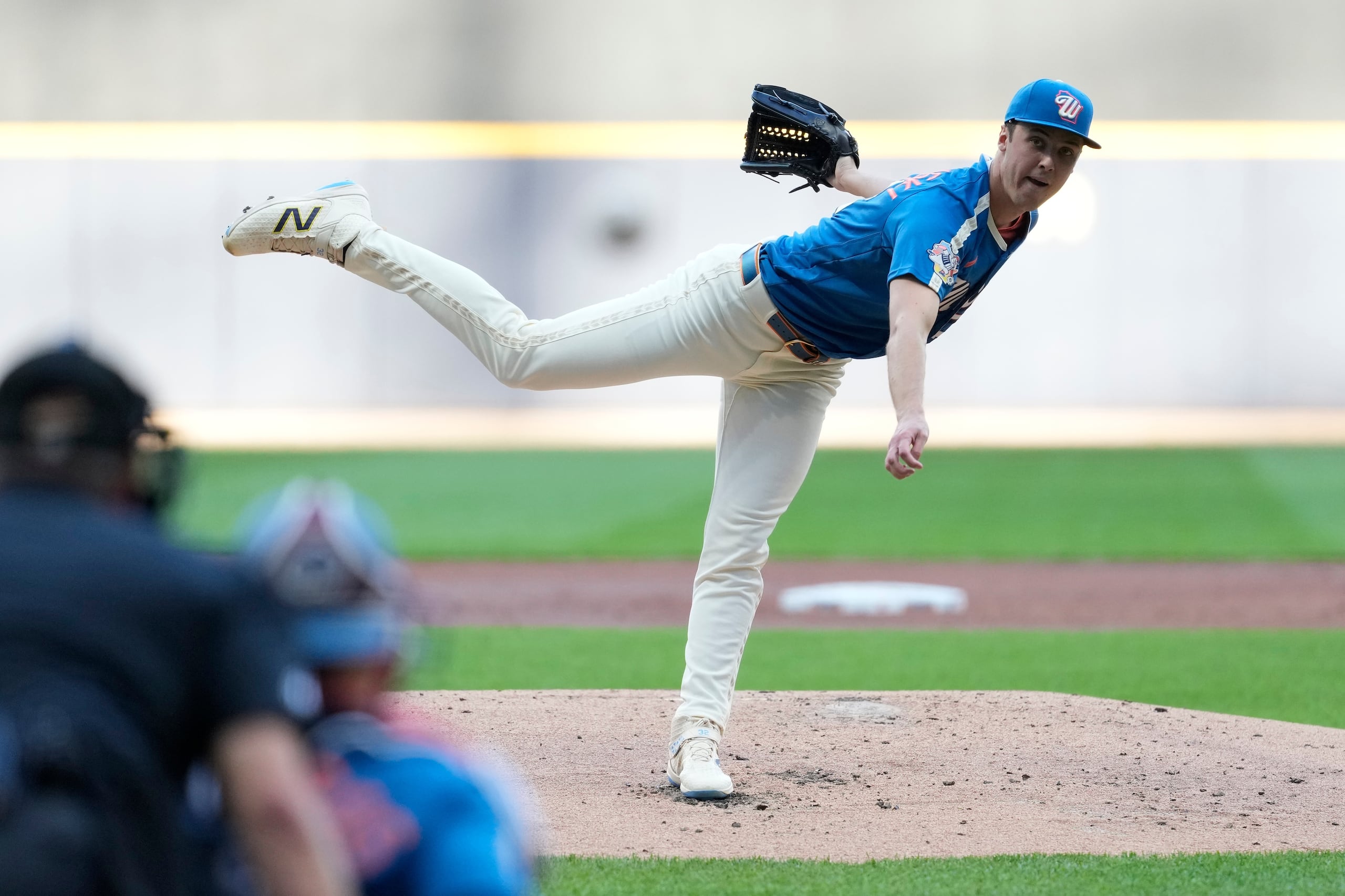 Jacob Misiorowski, de los Brewers de Milwaukee, lanza durante la segunda entrada de un partido contra los Phillies de Filadelfia.