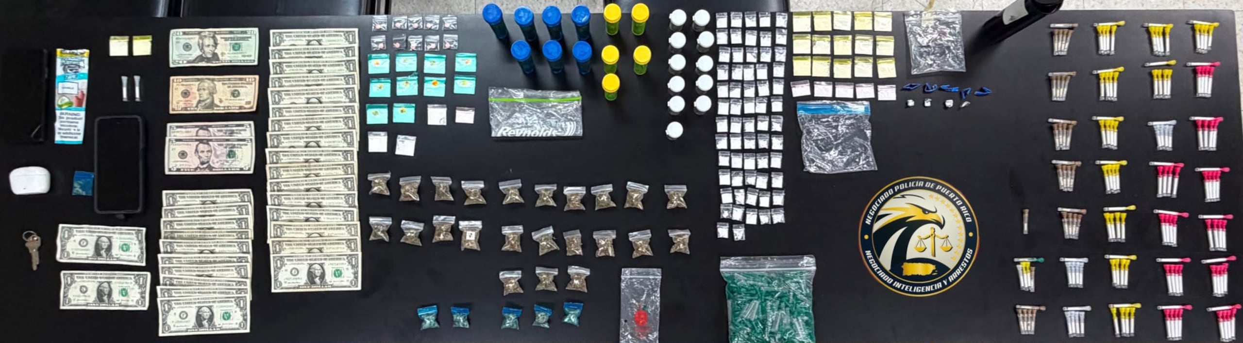 Cocaína, crack, marihuana, pastillas, fentanilo y dinero en efectivo ocupados en un apartamento abandonado en el residencial El Coral, en Carolina.