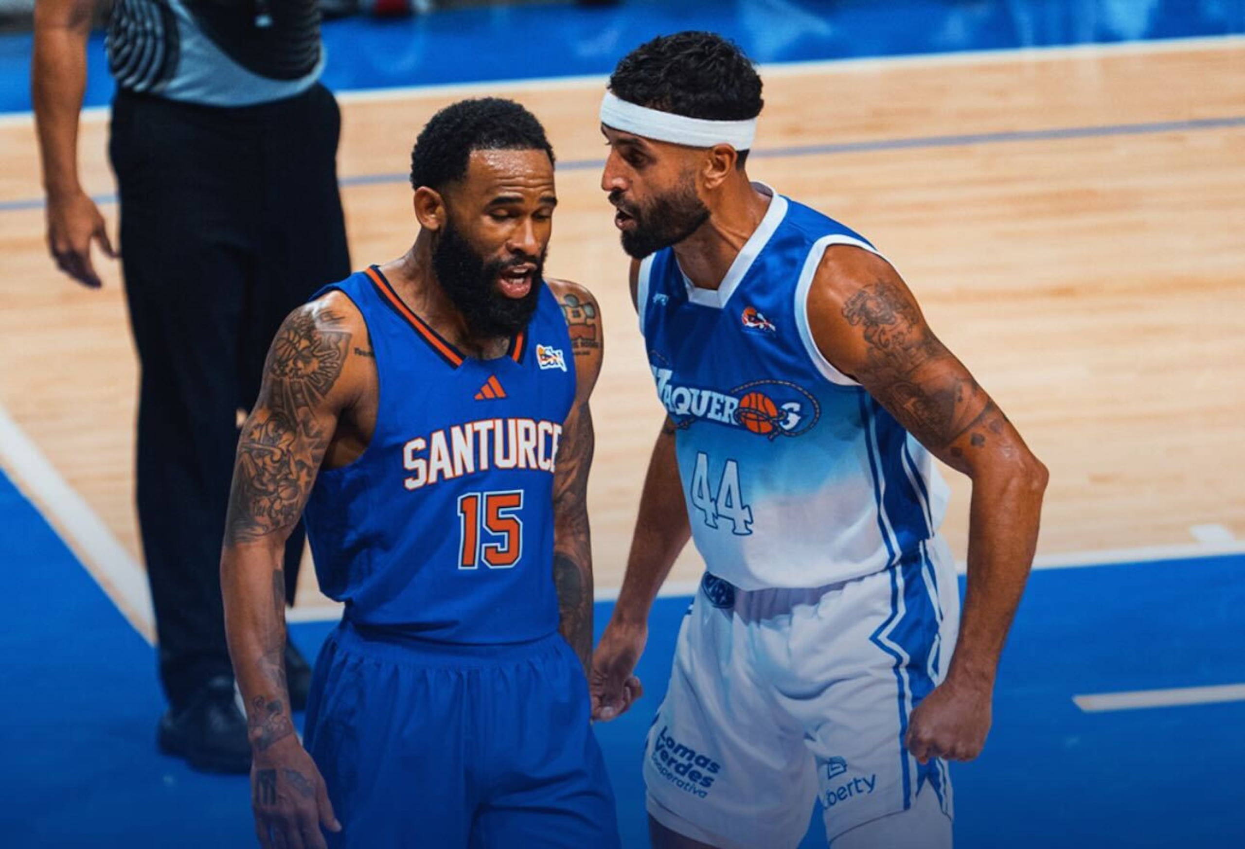 Javier Mojica y Walter Hodge Jr. durante el primer juego de la final de la Conferencia A del BSN entre los Vaqueros y los Cangrejeros.