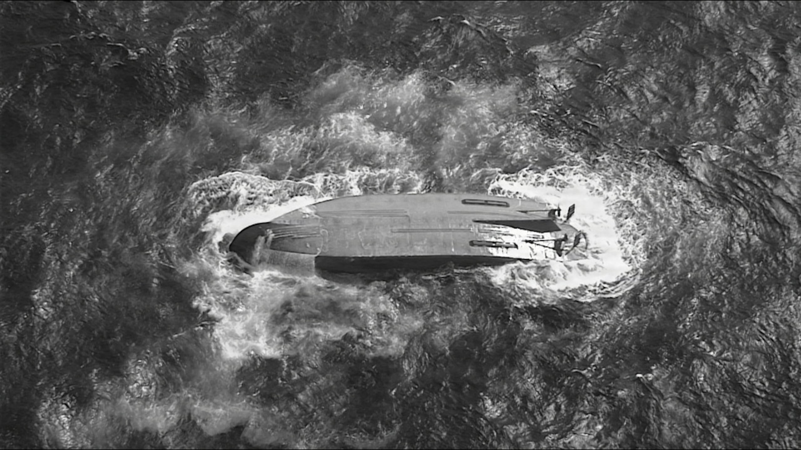 Un barco volcado en el mar cerca de Saipán, fotografiado por la tripulación de un avión HC-130 Hercules de la Guardia Costera estadounidense asignado a la base aérea de Barbers Point, el sábado 18 de abril de 2026, durante una búsqueda del Mariana, un barco que sufrió un fallo de motor el 15 de abril.