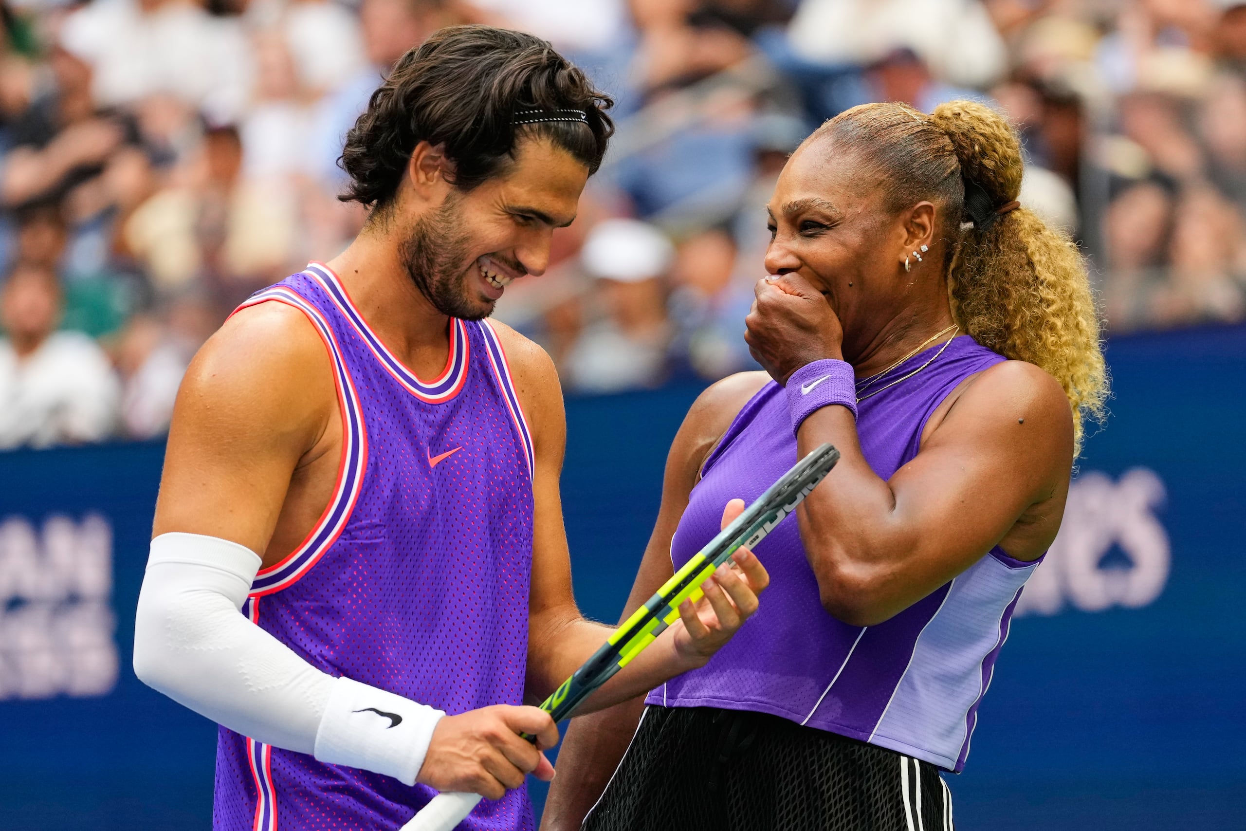 Carlos Alcaraz y Serena Williams durante su primer partido de dobles mixtos del Abierto de Estados Unidos.