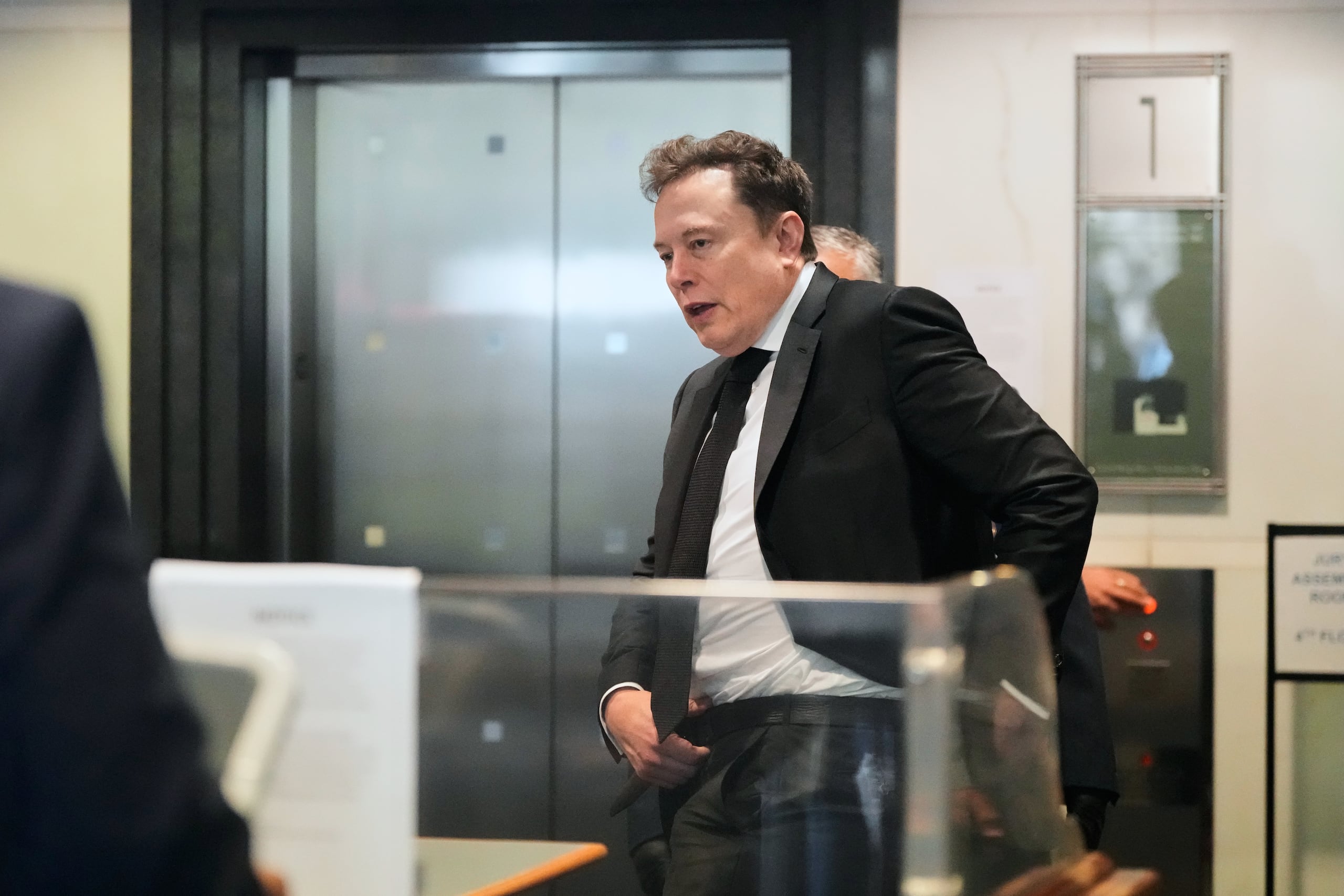 Elon Musk llega a un tribunal federal de distrito, el martes 28 de abril de 2026, en Oakland, California.