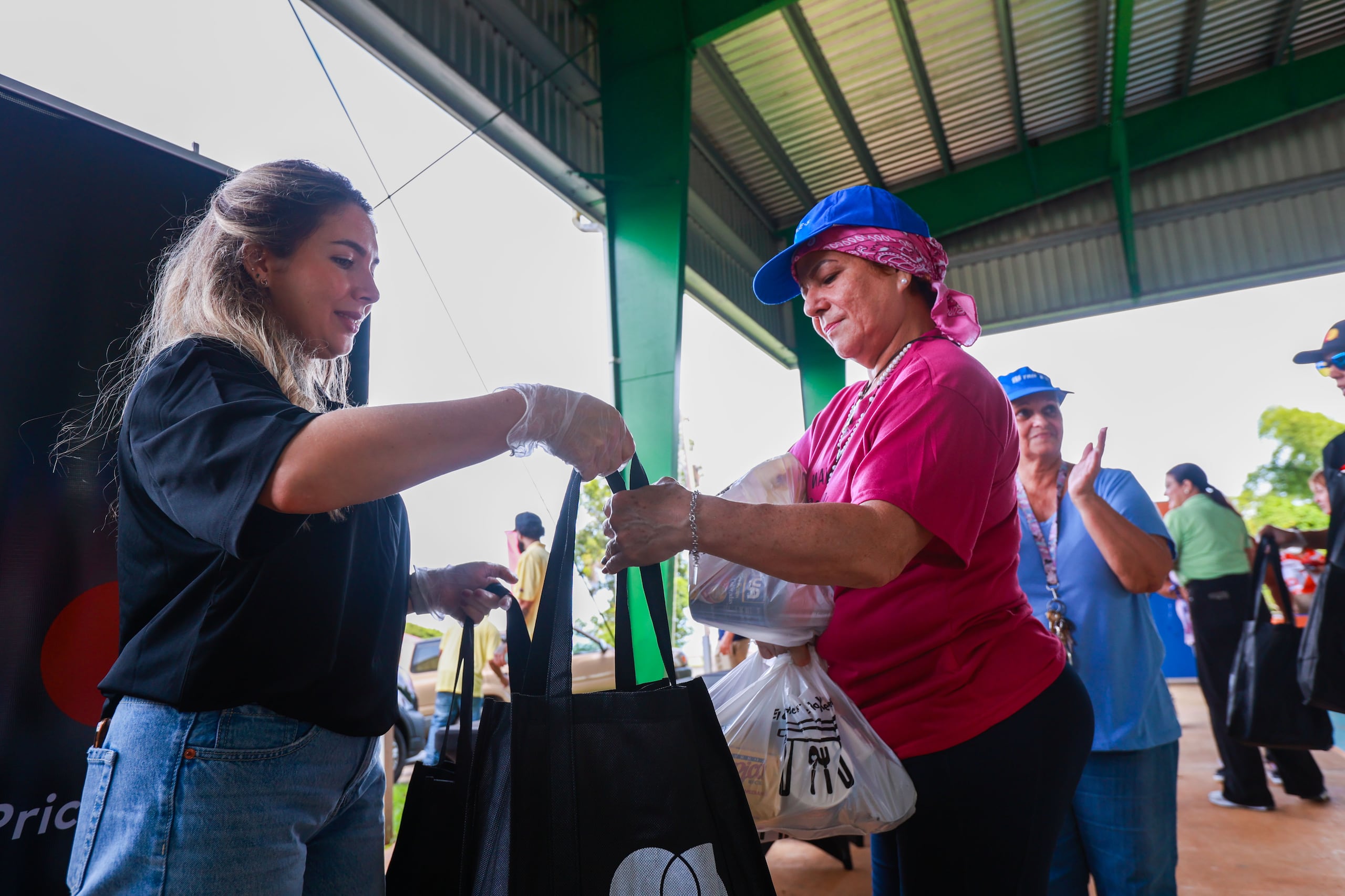 Personal de la empresa Mastercard participaron de la entrega de almuerzos y víveres de Somos Puerto Rico en el barrio Cuchillas de Corozal.