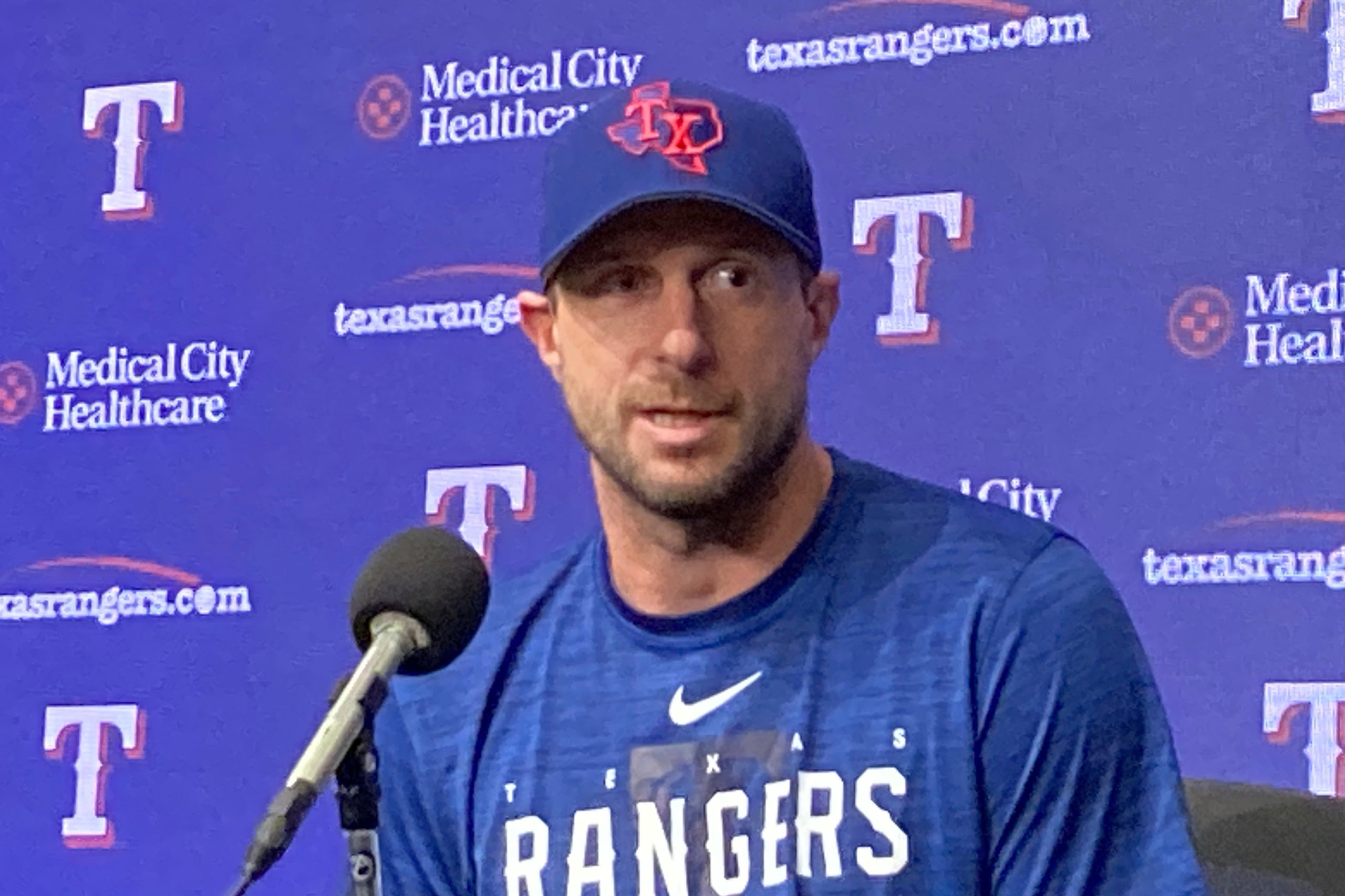 El pitcher Max Scherzer responde en una conferencia de prensa que marcó su presentación con los Rangers de Texas.