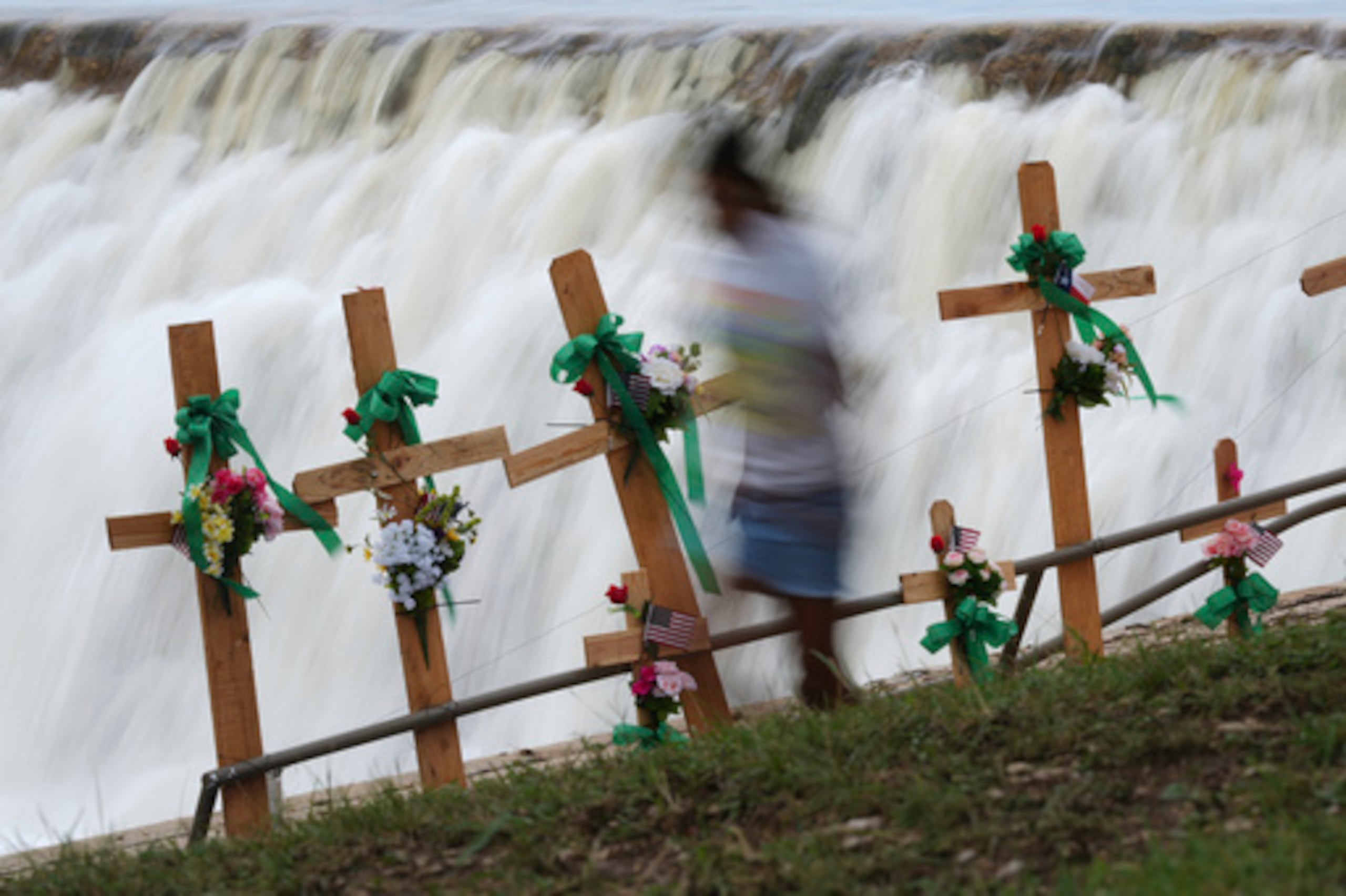 Texas rinde homenaje a víctimas de inundación. Dolor y memoria.