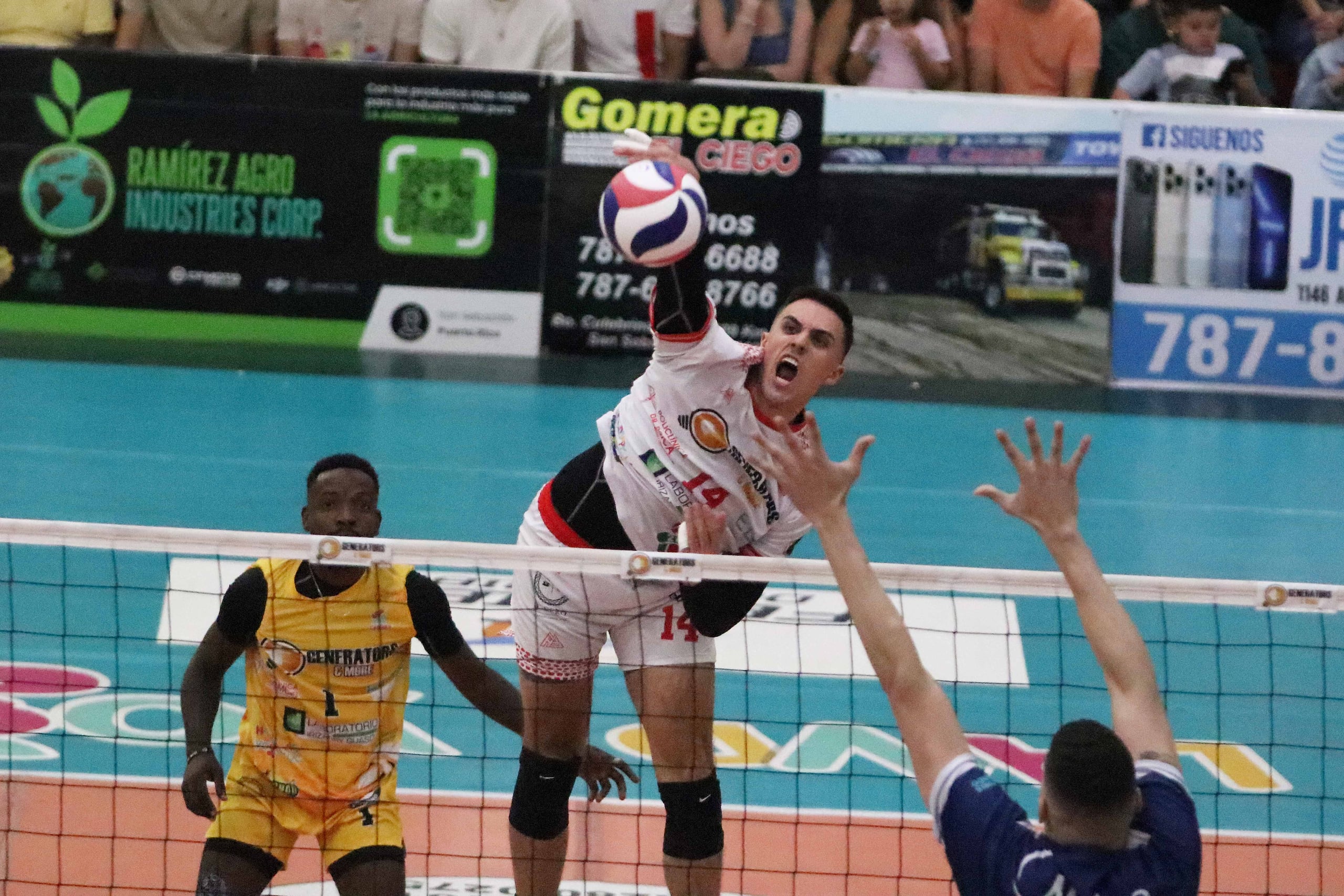 Pelegrín Vargas, hijo, realiza un remate ante la defensa de los Mets de Guaynabo en el primer juego de la final 2024 de la LVSM.