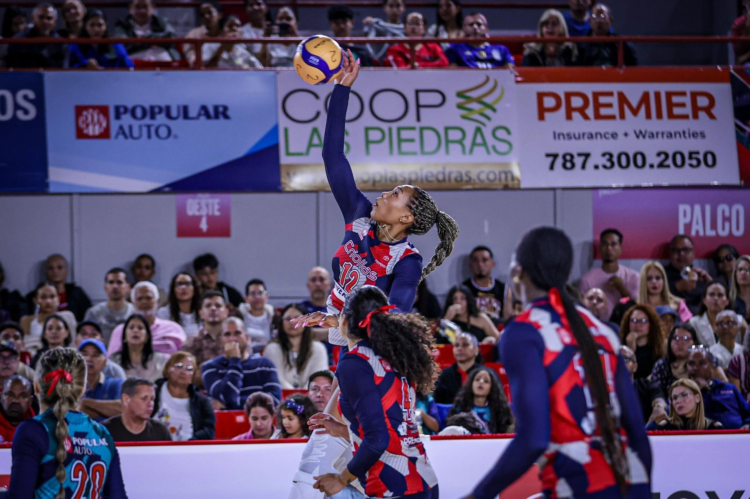 Khat Bell, de las Criollas de Caguas, realiza un ataque en el segundo juego de la final del Voleibol Superior Femenino.