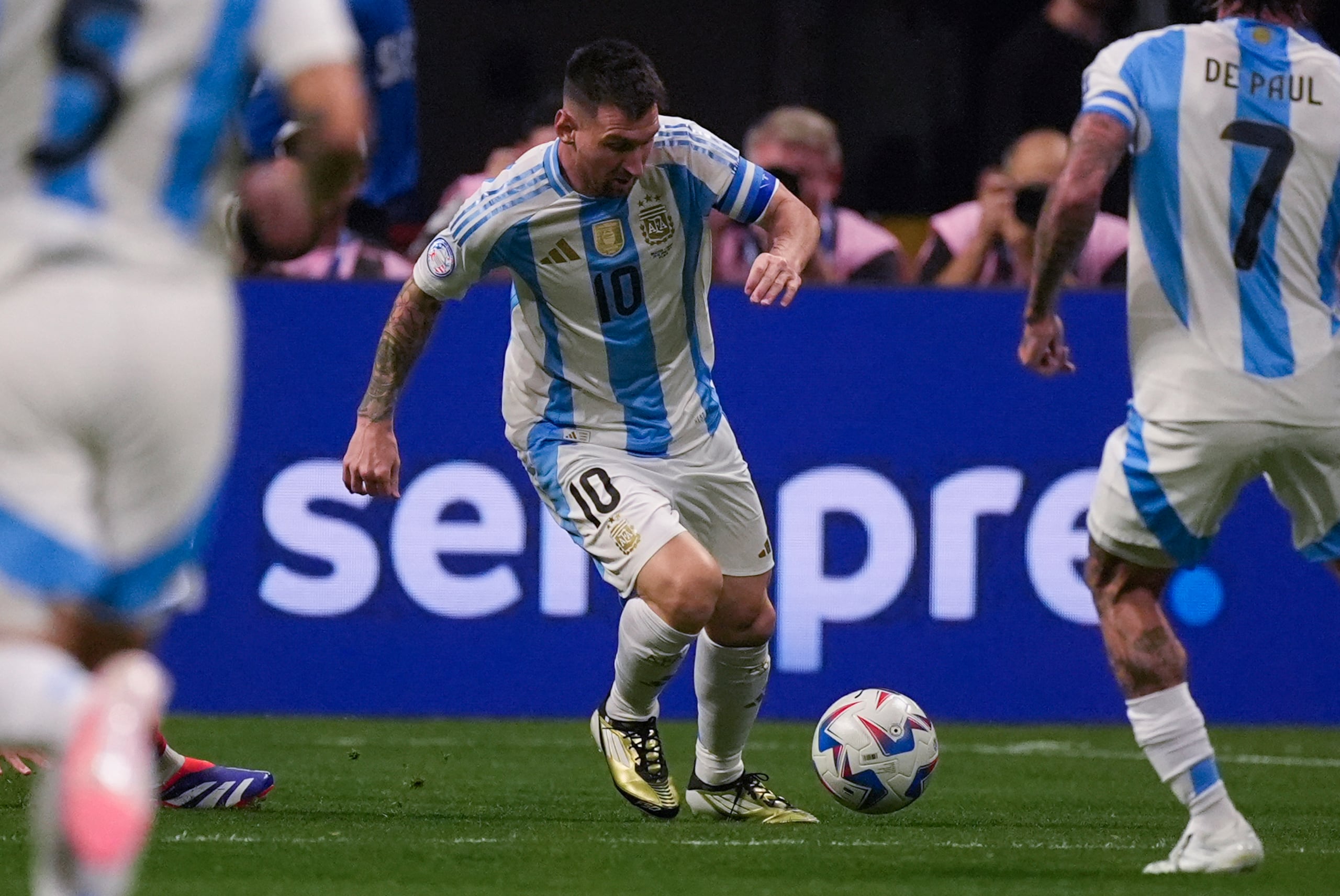 El delantero argentino Lionel Messi (10) avanza con el balón en el partido contra Canadá por el Grupo A de la Copa América, el jueves 20 de junio de 2024. (AP Foto/Mike Stewart)