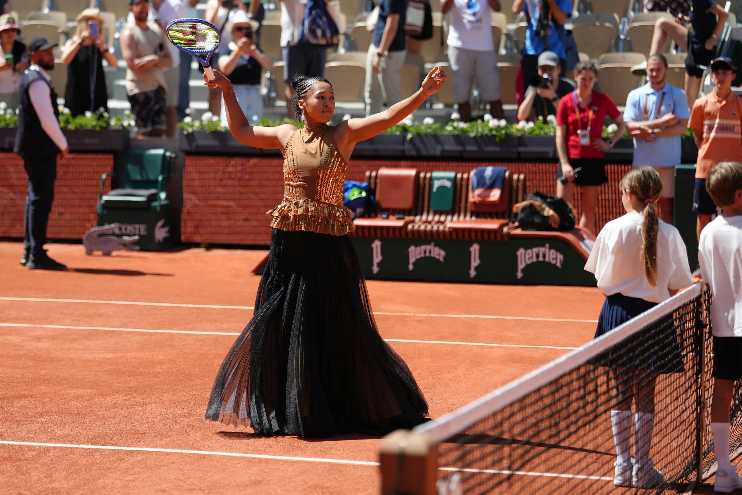 Naomi Osaka entrando a la cancha Suzanne-Lenglen.