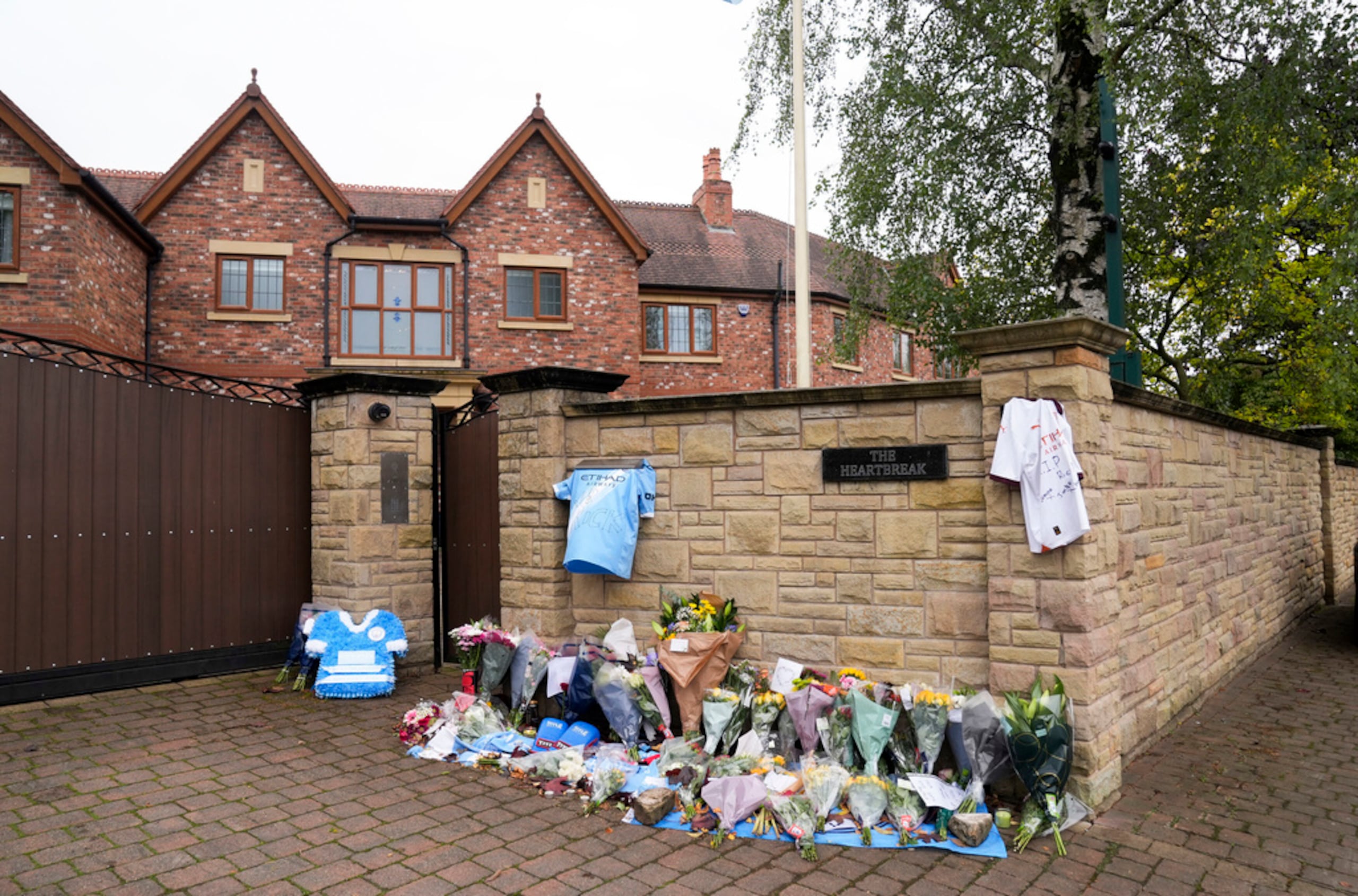 Homenajes dejados frente a la casa de Ricky Hatton, en Manchester, Inglaterra, el lunes 15 de septiembre de 2025.