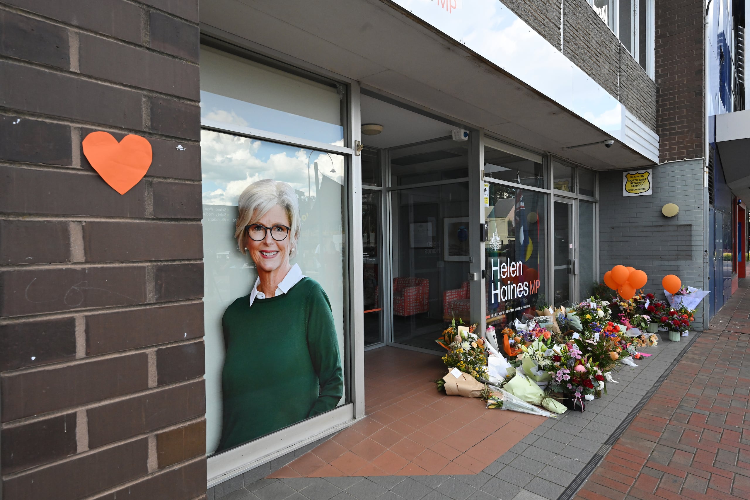 MELBOURNE (Australia), 20/10/2026.- Flores a las afueras de la oficina de la diputada Helen Haines en Melbourne, Australia. EFE/EPA/JAMES ROSS AUSTRALIA AND NEW ZEALAND OUT